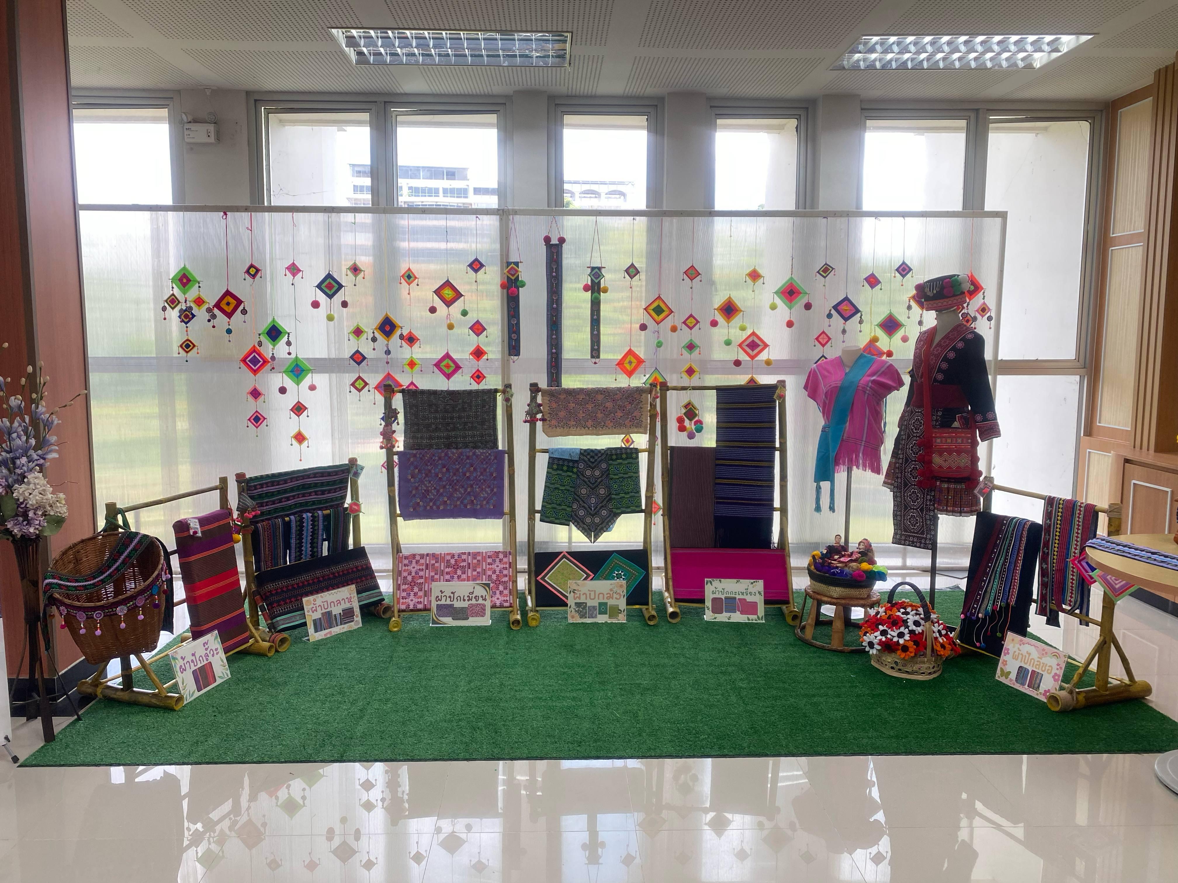 1. จัดนิทรรศการ และนำเสนอข้อมูล เรื่อง ผ้า