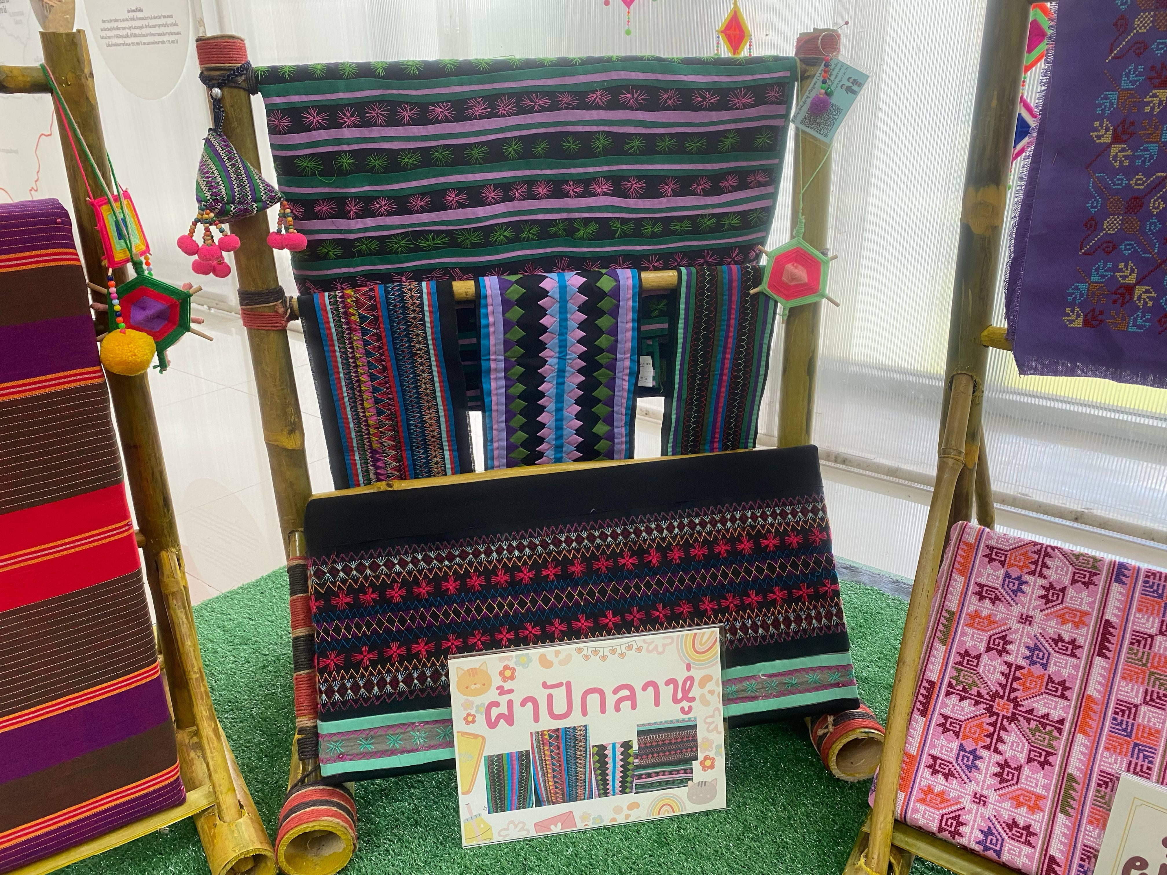 2. จัดนิทรรศการ และนำเสนอข้อมูล เรื่อง ผ้า