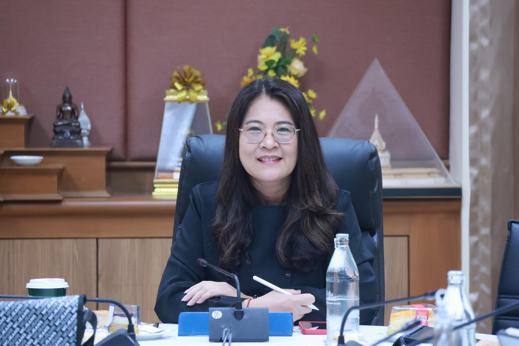 9. ผู้บริหารสำนักวิทยบริการและเทคโนโลยีสารสนเทศ รับมอบนโยบาย ผู้บริหารมหาวิทยาลัยราชภัฏกำแพงเพชร