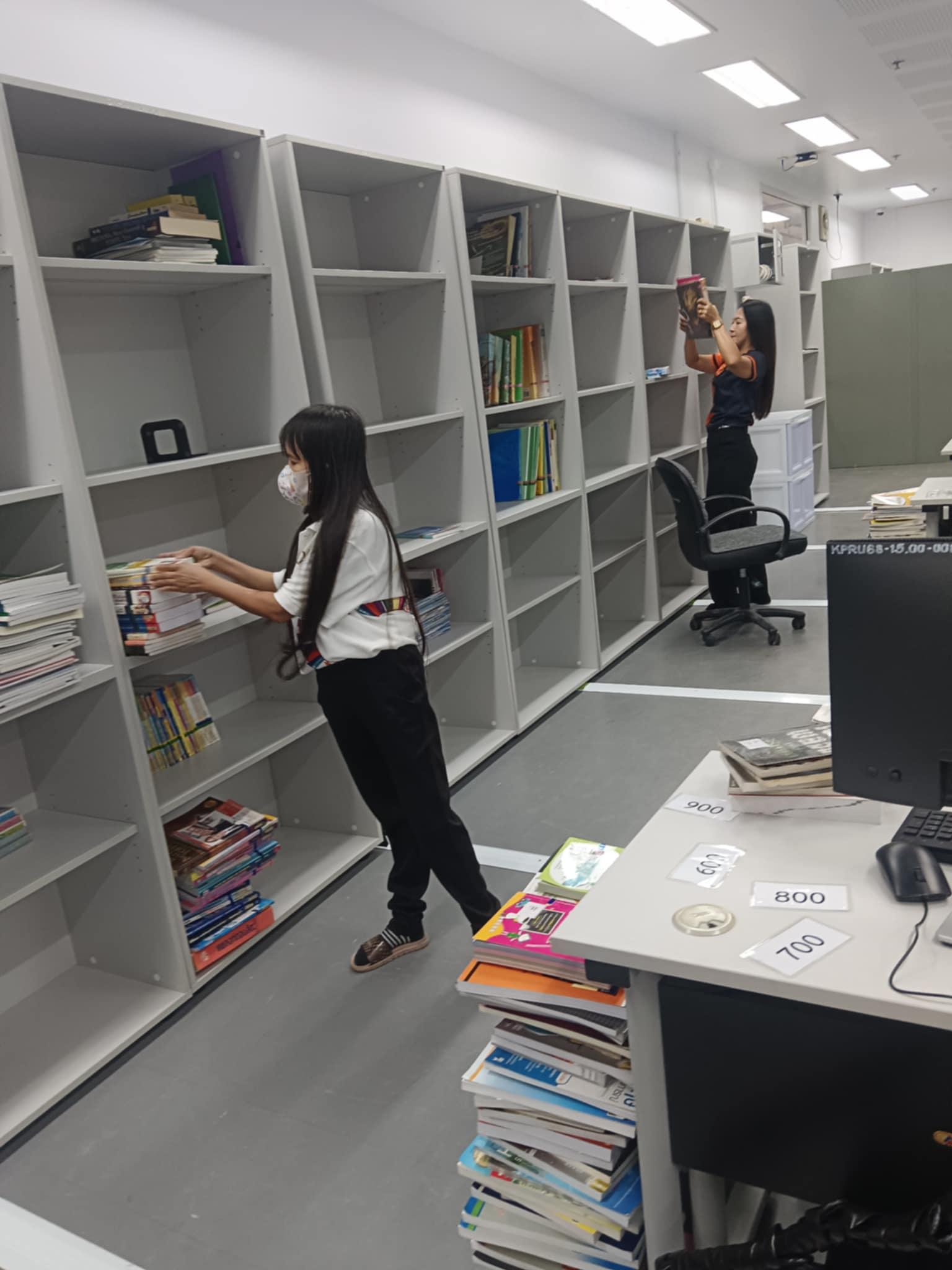 8. บุคลากรสำนักวิทยบริการและเทคโนโลยีสารสนเทศ จัดหมวดหมู่หนังสือให้กับคณะวิทยาศาสตร์และเทคโนโลยี มหาวิทยาลัยราชภัฏกำแพงเพชร