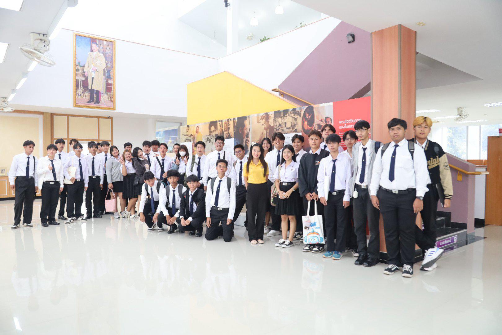 4. กิจกรรมต้อนรับนักศึกษาวิทยาการคอมพิวเตอร์ คณะวิทยาศาสตร์และเทคโนโลยี เยี่ยมชมสำนักวิทยบริการและเทคโนโลยีสารสนเทศ