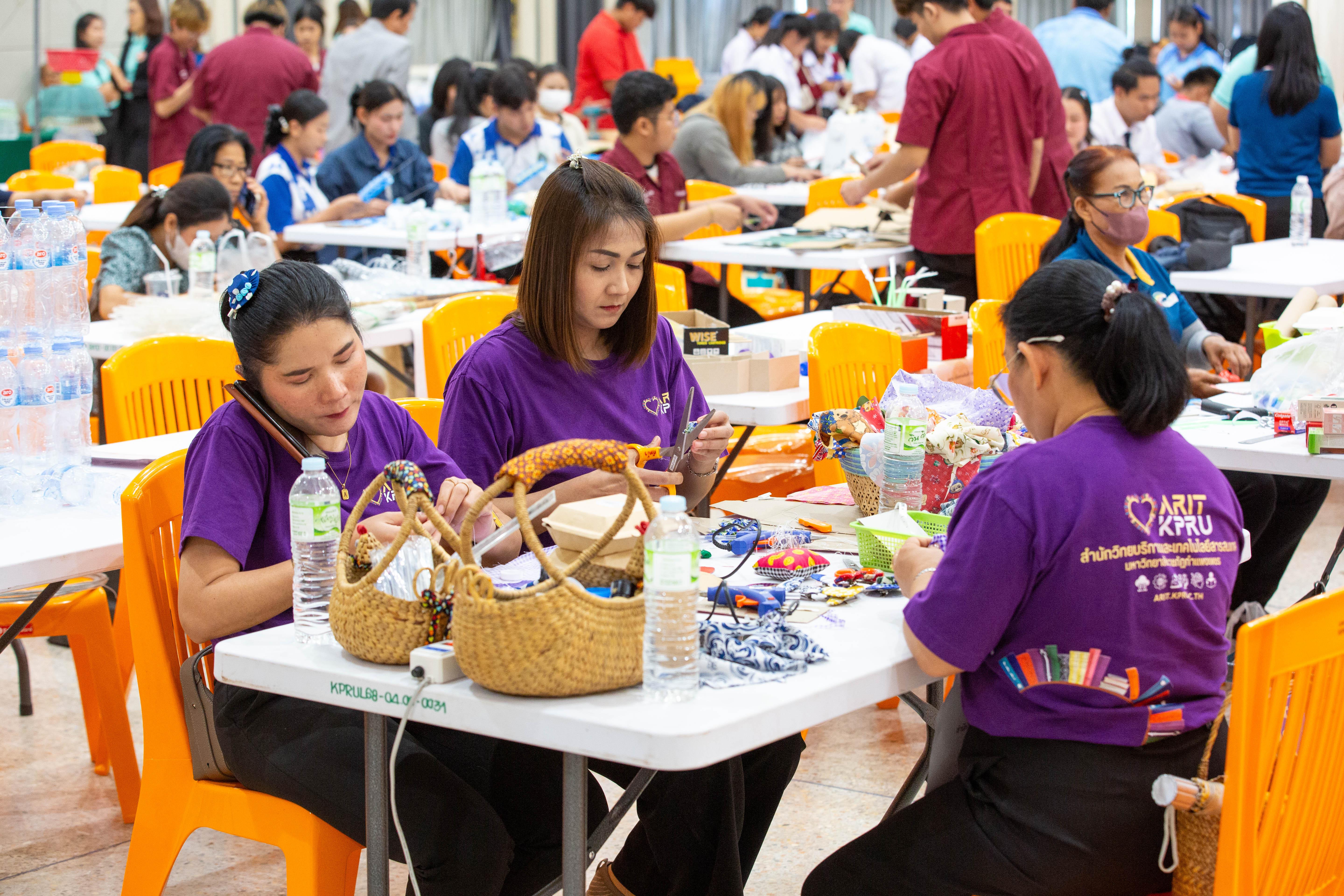 4. การแข่งขันประดิษฐ์สิ่งของจากวัสดุเหลือใช้ &ldquo;เหลือใช้ ไม่เหลือทิ้ง ใช้ได้จริง รักษ์สิ่งแวดล้อม สไตล์ วัยใส Gen...z....&rdquo;