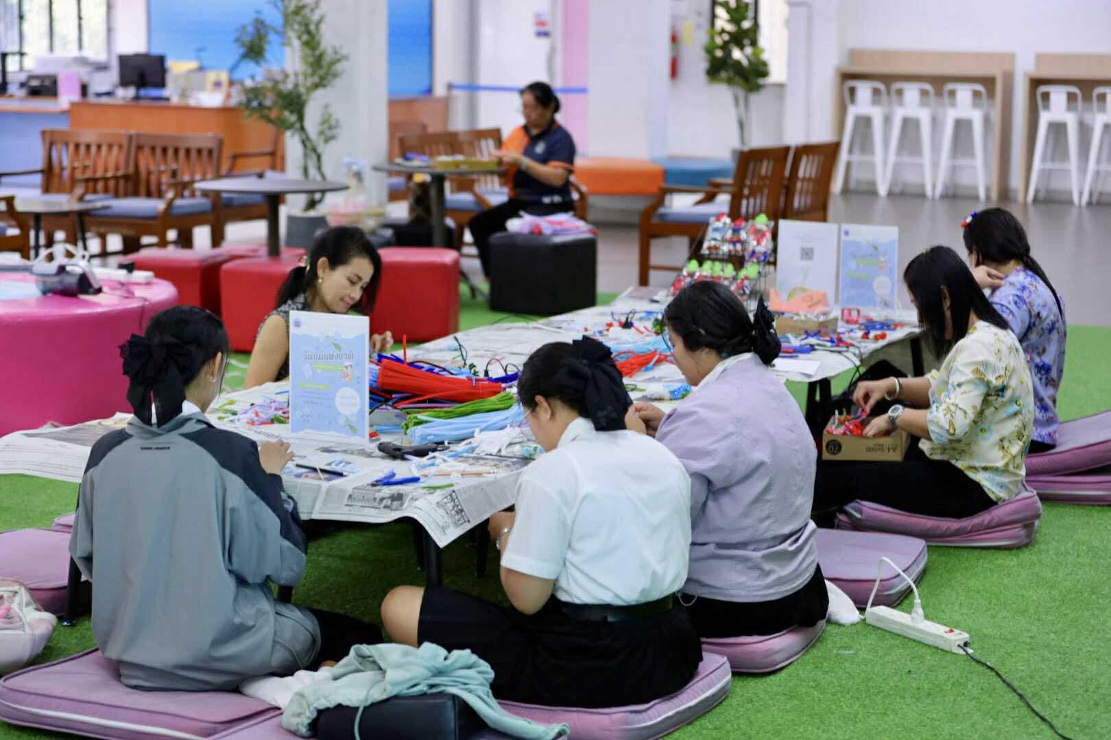 2. กิจกรรม DIY ประดิษฐ์พวงมาลัยดอกมะลิจากลวดกำมะหยี่เนื่องในวันแม่แห่งชาติ