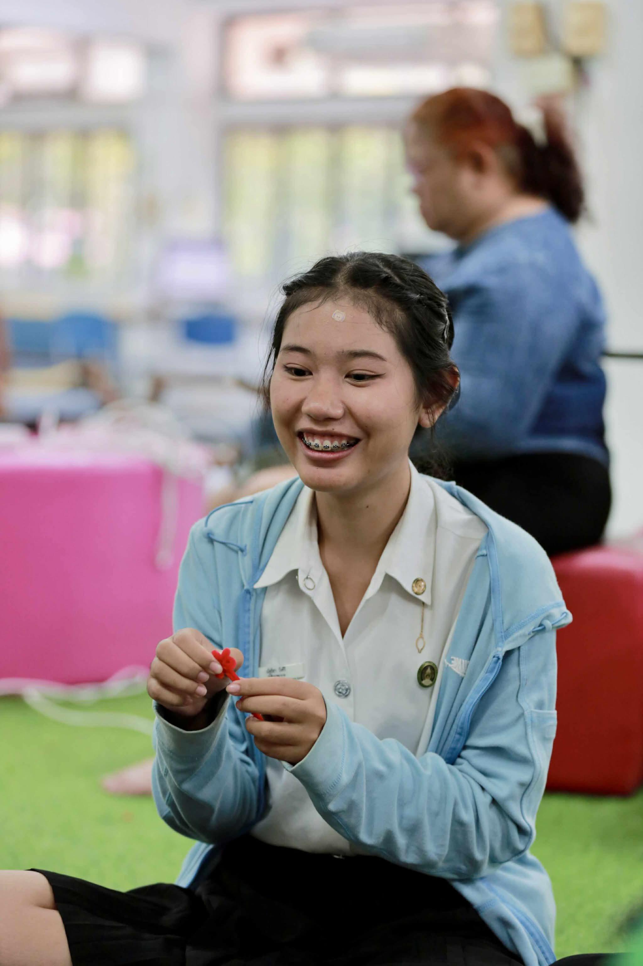 5. กิจกรรม DIY ประดิษฐ์พวงมาลัยดอกมะลิจากลวดกำมะหยี่เนื่องในวันแม่แห่งชาติ