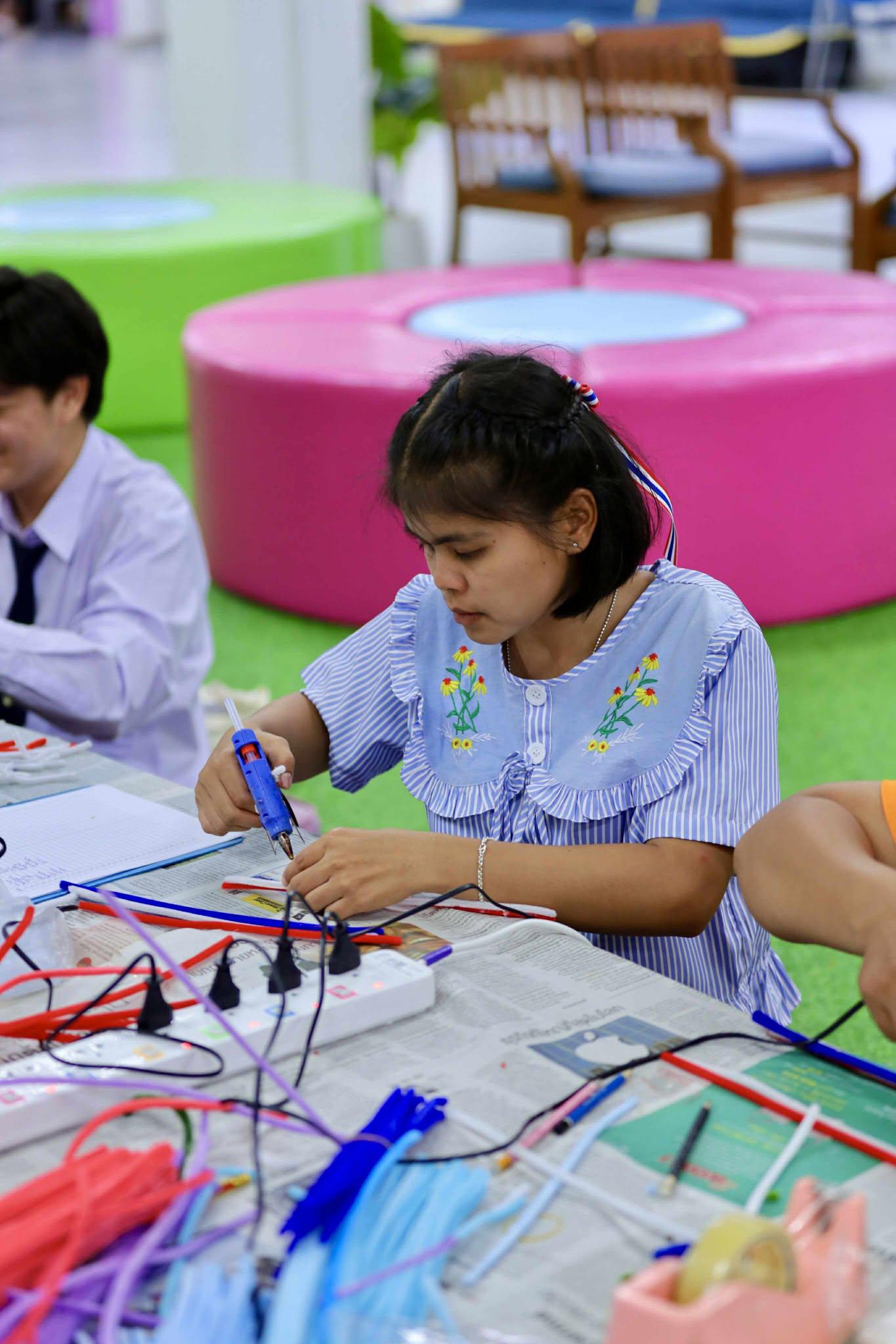 6. กิจกรรม DIY ประดิษฐ์พวงมาลัยดอกมะลิจากลวดกำมะหยี่เนื่องในวันแม่แห่งชาติ