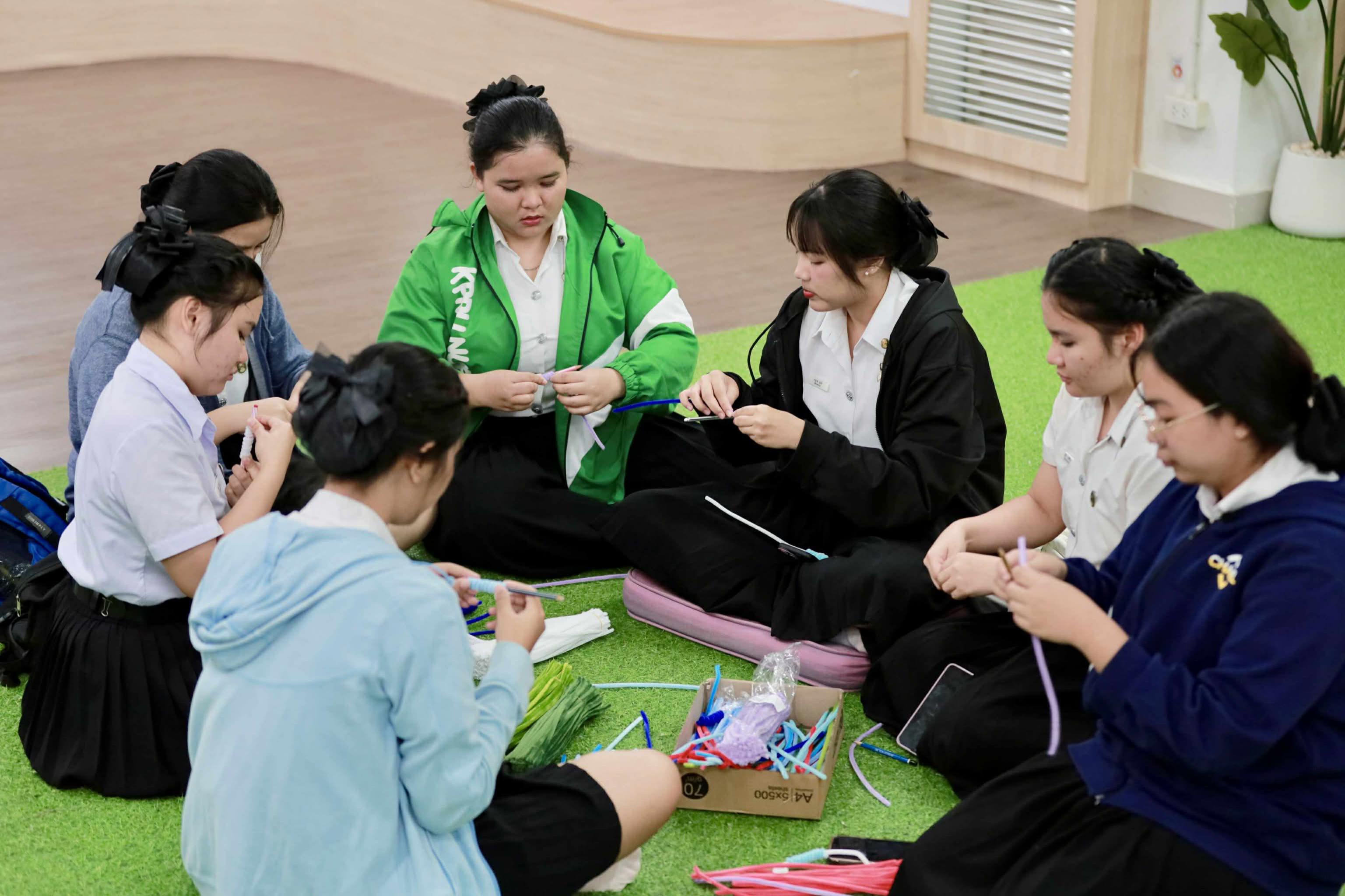 8. กิจกรรม DIY ประดิษฐ์พวงมาลัยดอกมะลิจากลวดกำมะหยี่เนื่องในวันแม่แห่งชาติ