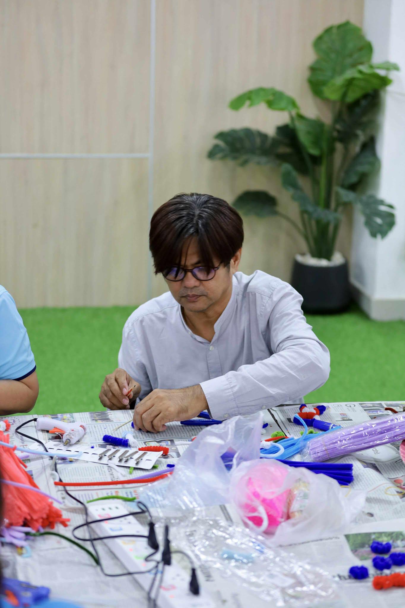 12. กิจกรรม DIY ประดิษฐ์พวงมาลัยดอกมะลิจากลวดกำมะหยี่เนื่องในวันแม่แห่งชาติ