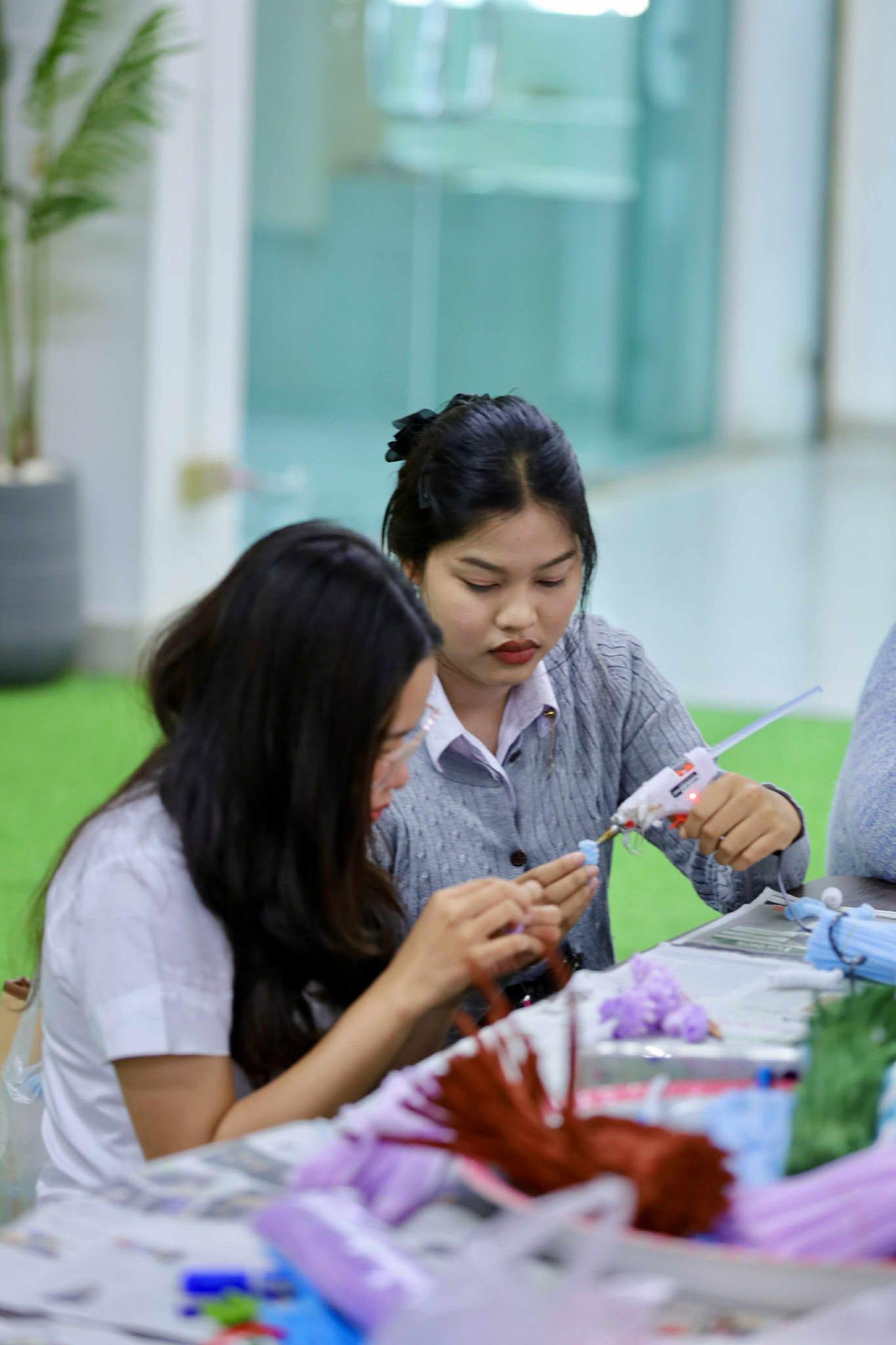 13. กิจกรรม DIY ประดิษฐ์พวงมาลัยดอกมะลิจากลวดกำมะหยี่เนื่องในวันแม่แห่งชาติ