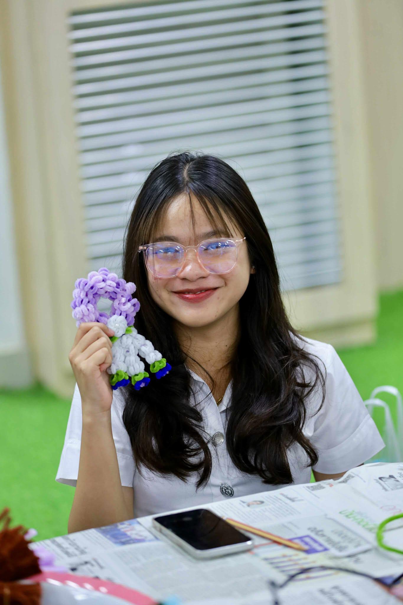17. กิจกรรม DIY ประดิษฐ์พวงมาลัยดอกมะลิจากลวดกำมะหยี่เนื่องในวันแม่แห่งชาติ