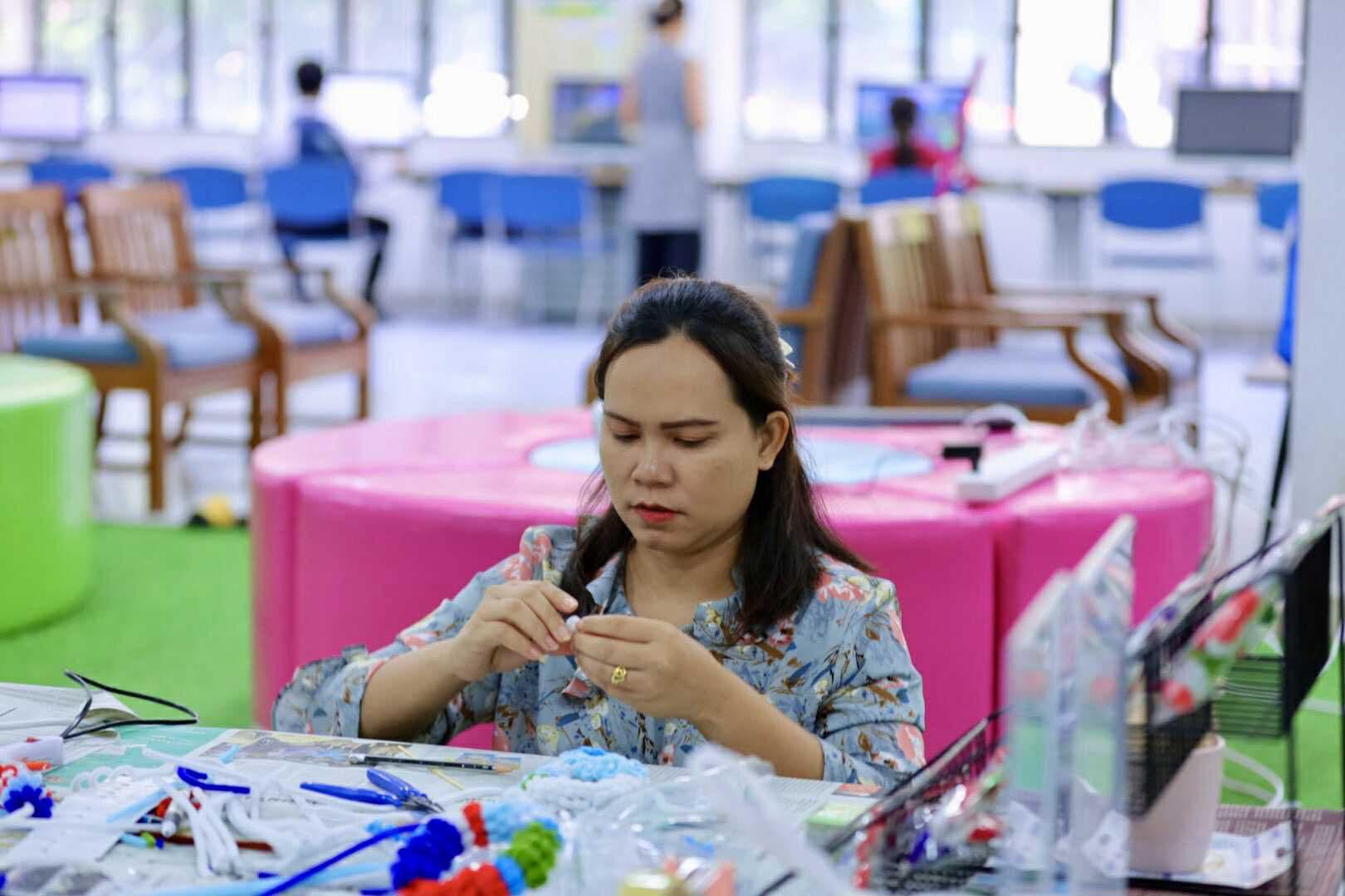 18. กิจกรรม DIY ประดิษฐ์พวงมาลัยดอกมะลิจากลวดกำมะหยี่เนื่องในวันแม่แห่งชาติ