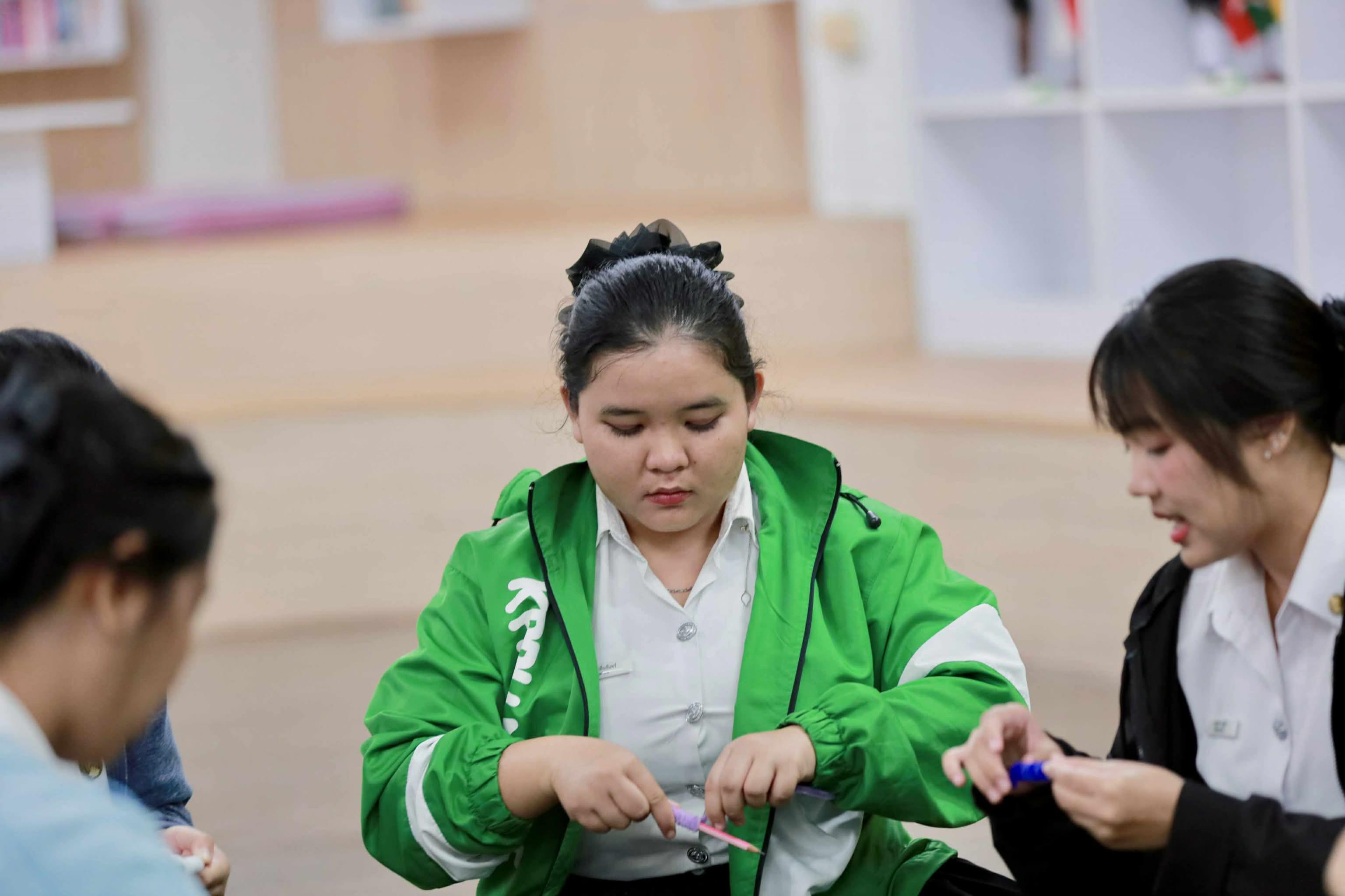 19. กิจกรรม DIY ประดิษฐ์พวงมาลัยดอกมะลิจากลวดกำมะหยี่เนื่องในวันแม่แห่งชาติ
