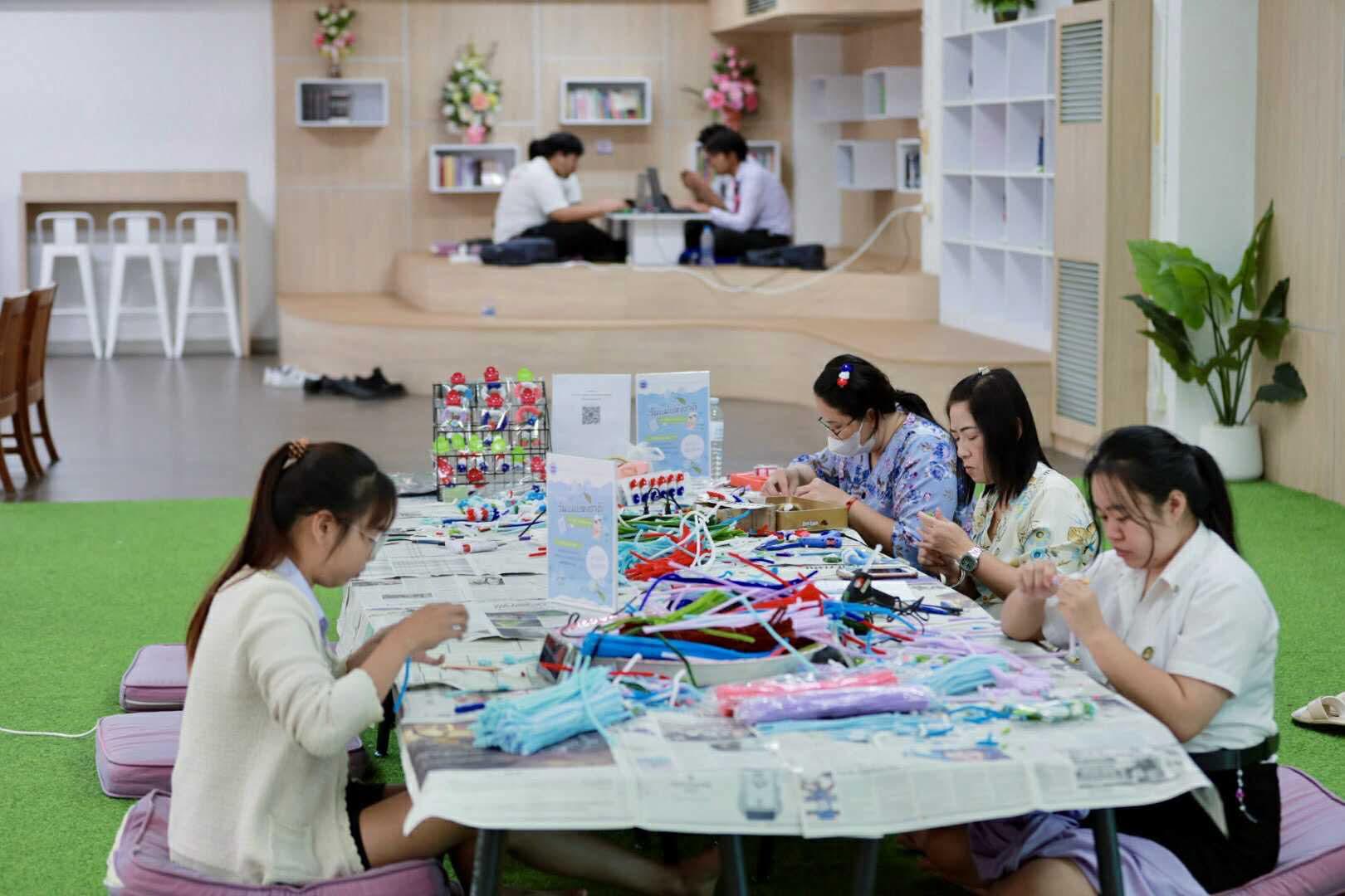 20. กิจกรรม DIY ประดิษฐ์พวงมาลัยดอกมะลิจากลวดกำมะหยี่เนื่องในวันแม่แห่งชาติ