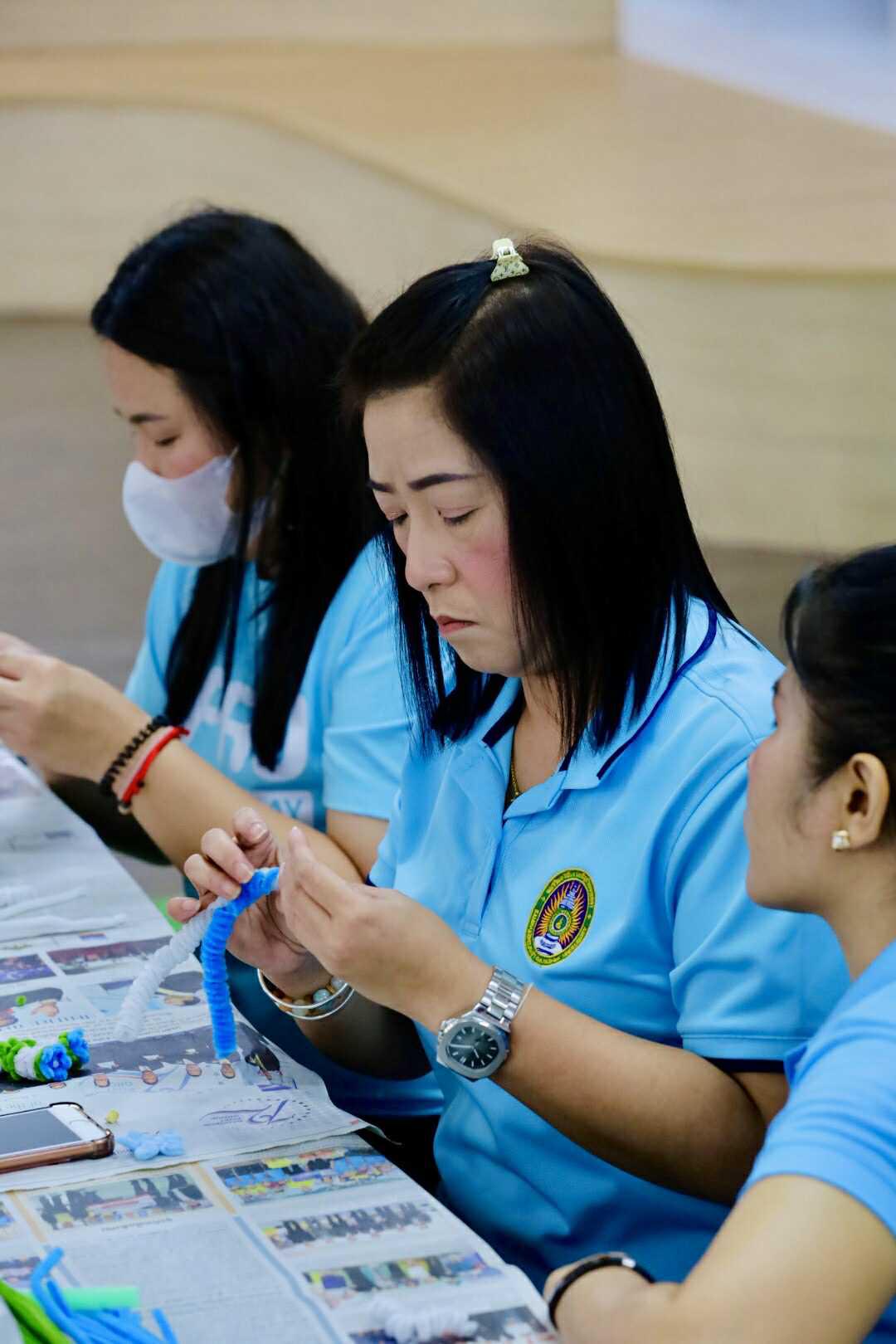 21. กิจกรรม DIY ประดิษฐ์พวงมาลัยดอกมะลิจากลวดกำมะหยี่เนื่องในวันแม่แห่งชาติ