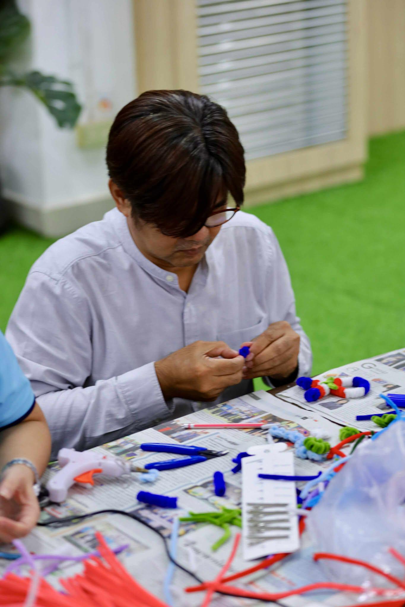 22. กิจกรรม DIY ประดิษฐ์พวงมาลัยดอกมะลิจากลวดกำมะหยี่เนื่องในวันแม่แห่งชาติ