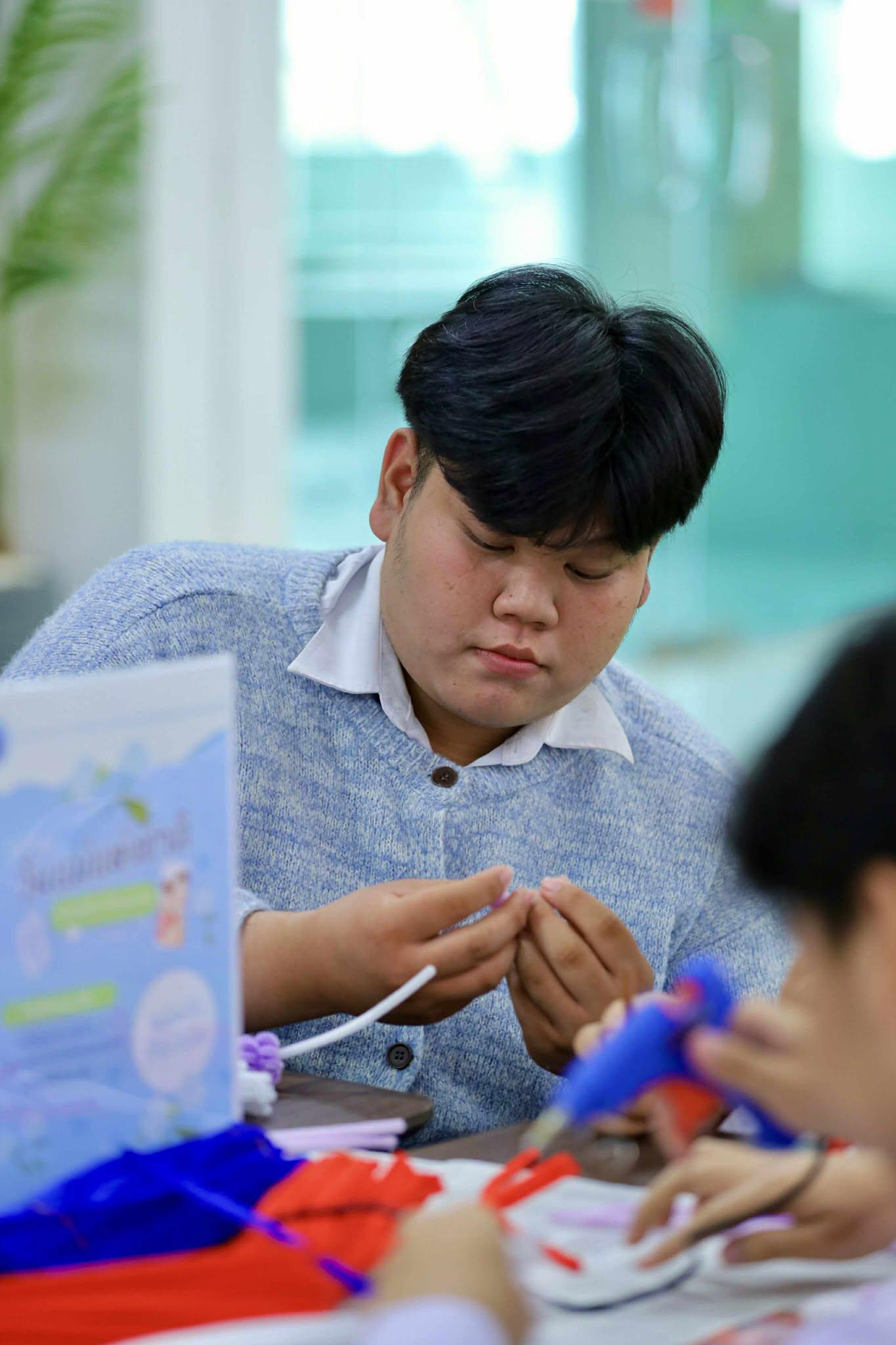 24. กิจกรรม DIY ประดิษฐ์พวงมาลัยดอกมะลิจากลวดกำมะหยี่เนื่องในวันแม่แห่งชาติ