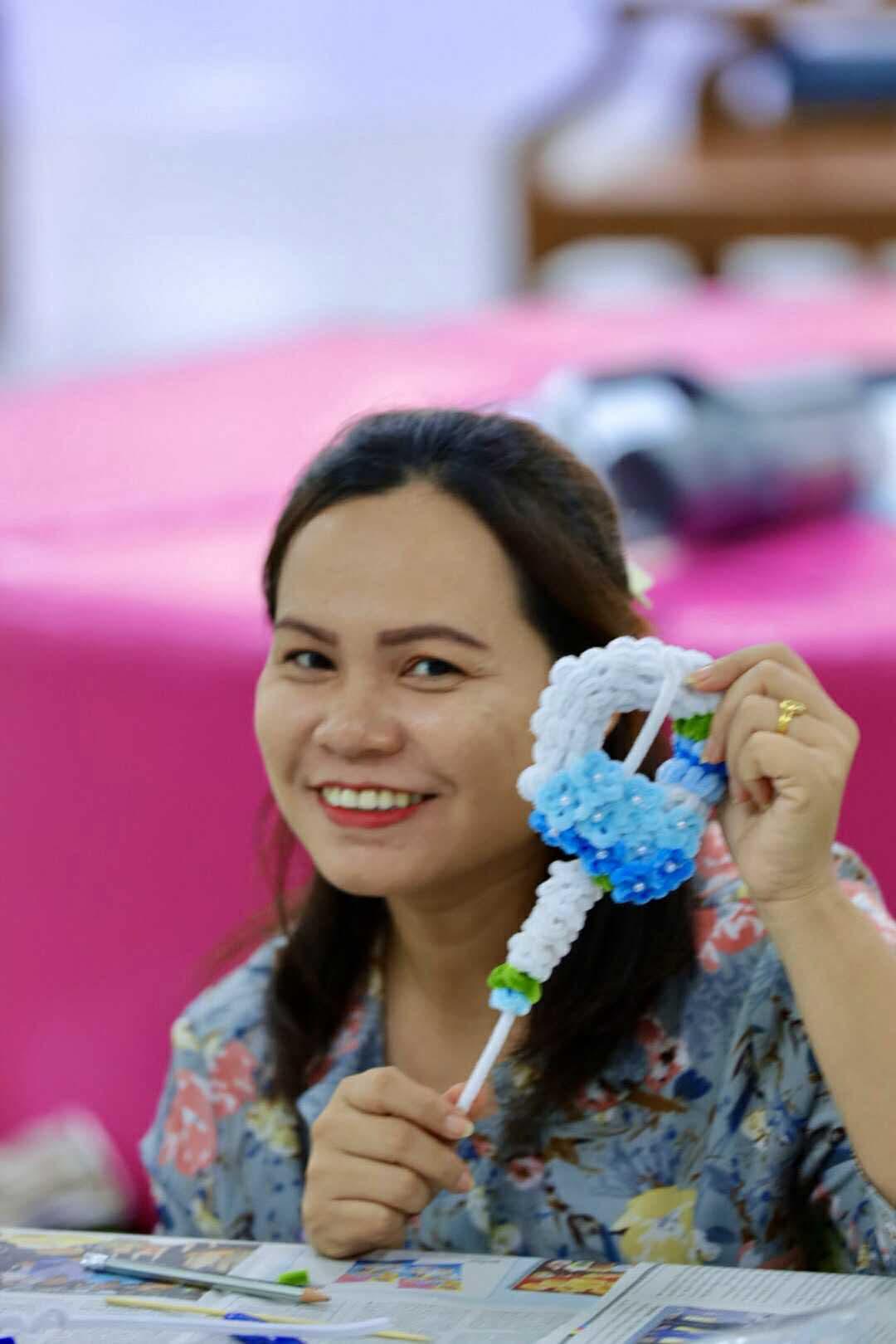 28. กิจกรรม DIY ประดิษฐ์พวงมาลัยดอกมะลิจากลวดกำมะหยี่เนื่องในวันแม่แห่งชาติ