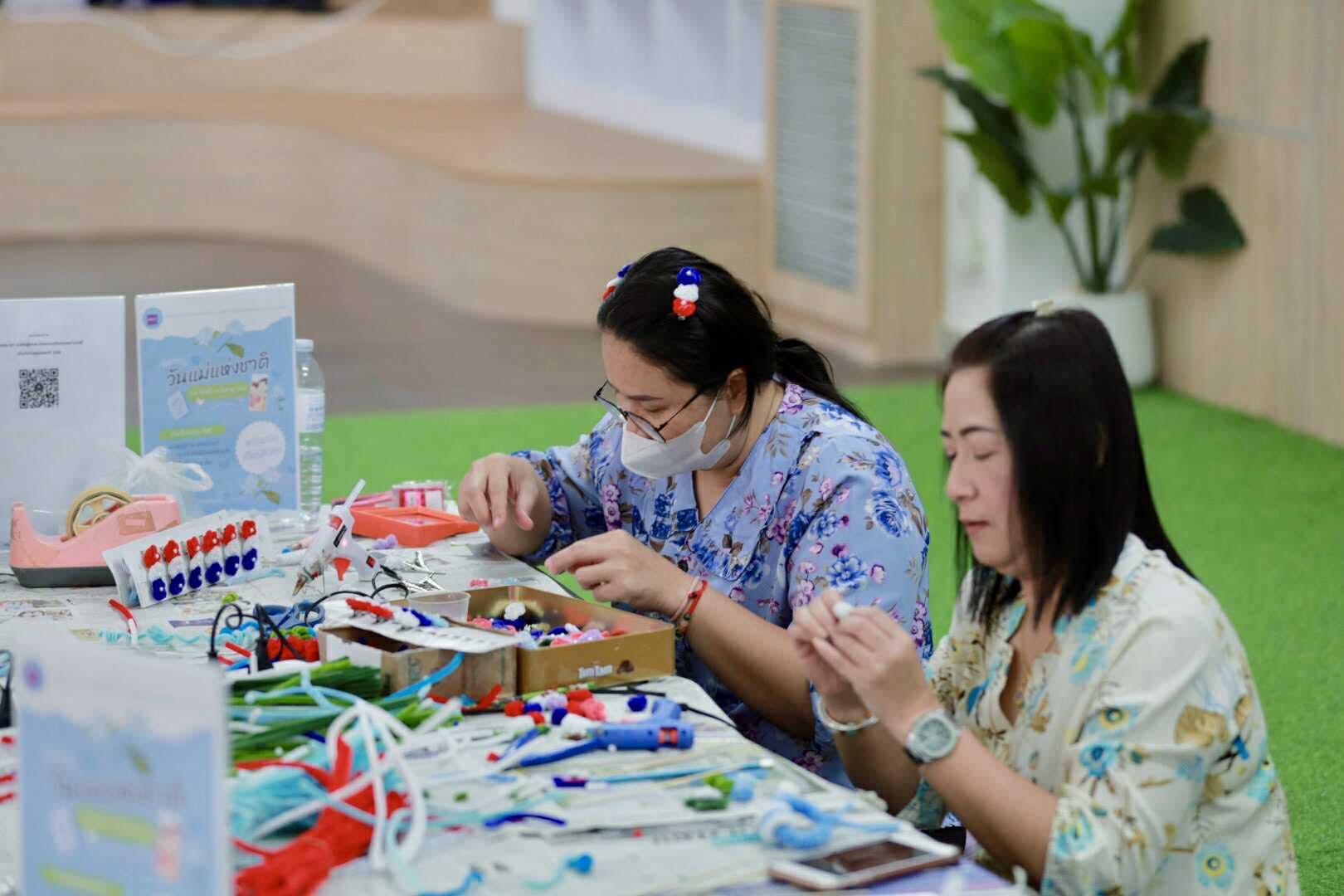 30. กิจกรรม DIY ประดิษฐ์พวงมาลัยดอกมะลิจากลวดกำมะหยี่เนื่องในวันแม่แห่งชาติ
