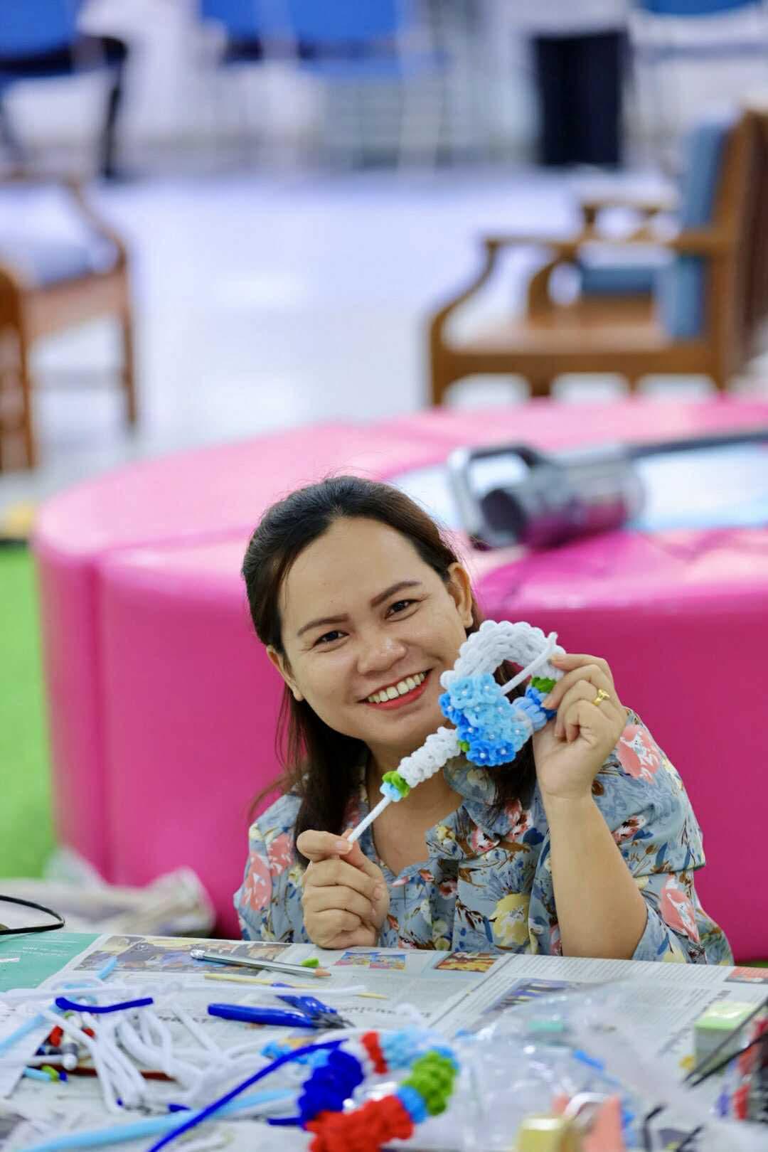 32. กิจกรรม DIY ประดิษฐ์พวงมาลัยดอกมะลิจากลวดกำมะหยี่เนื่องในวันแม่แห่งชาติ