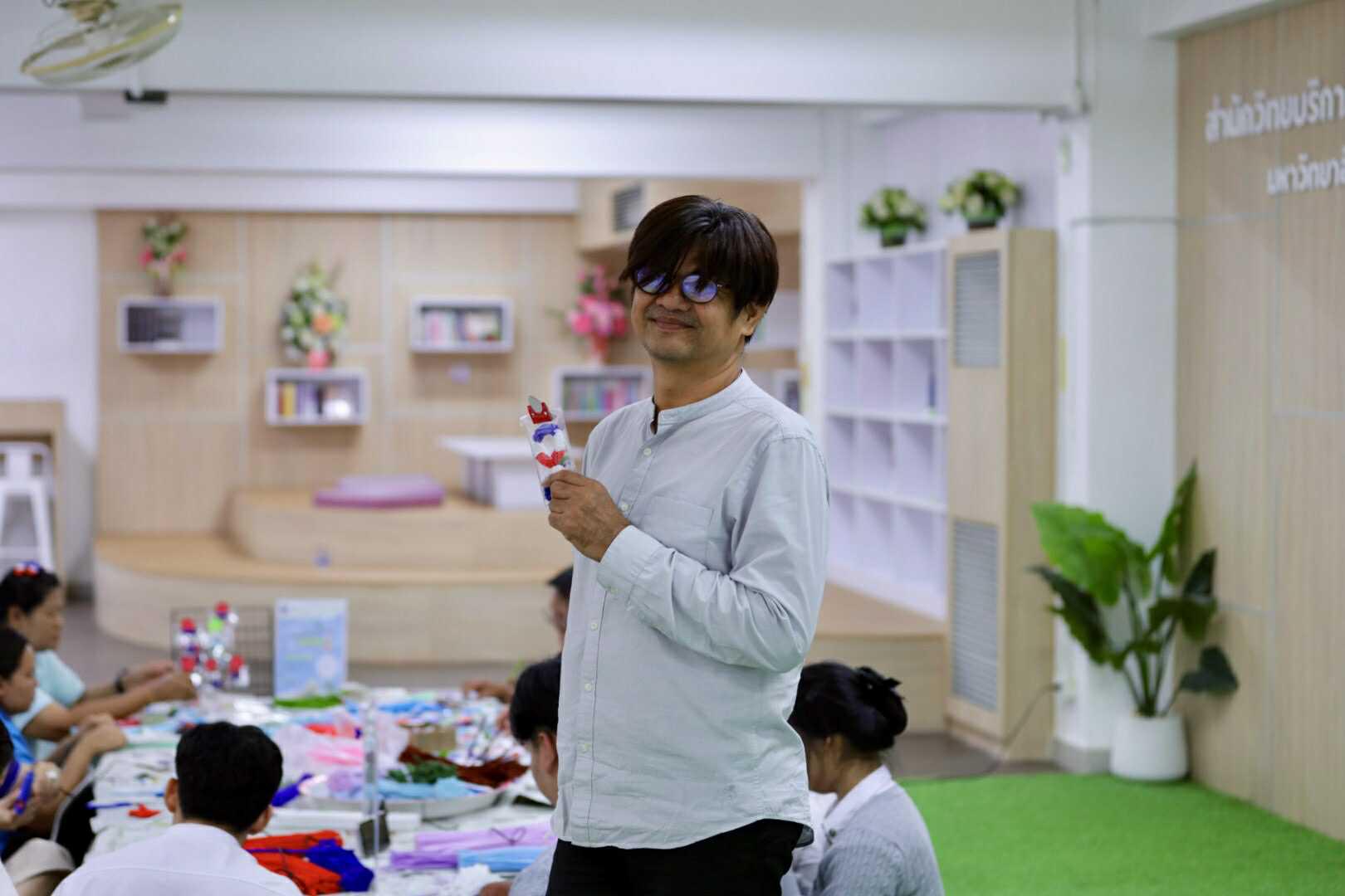 34. กิจกรรม DIY ประดิษฐ์พวงมาลัยดอกมะลิจากลวดกำมะหยี่เนื่องในวันแม่แห่งชาติ