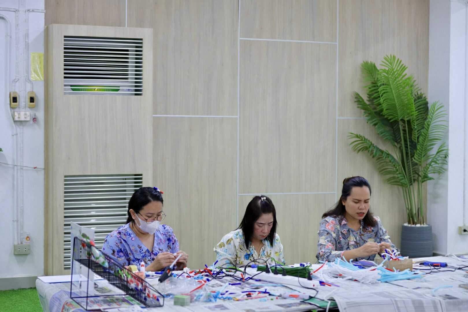 36. กิจกรรม DIY ประดิษฐ์พวงมาลัยดอกมะลิจากลวดกำมะหยี่เนื่องในวันแม่แห่งชาติ