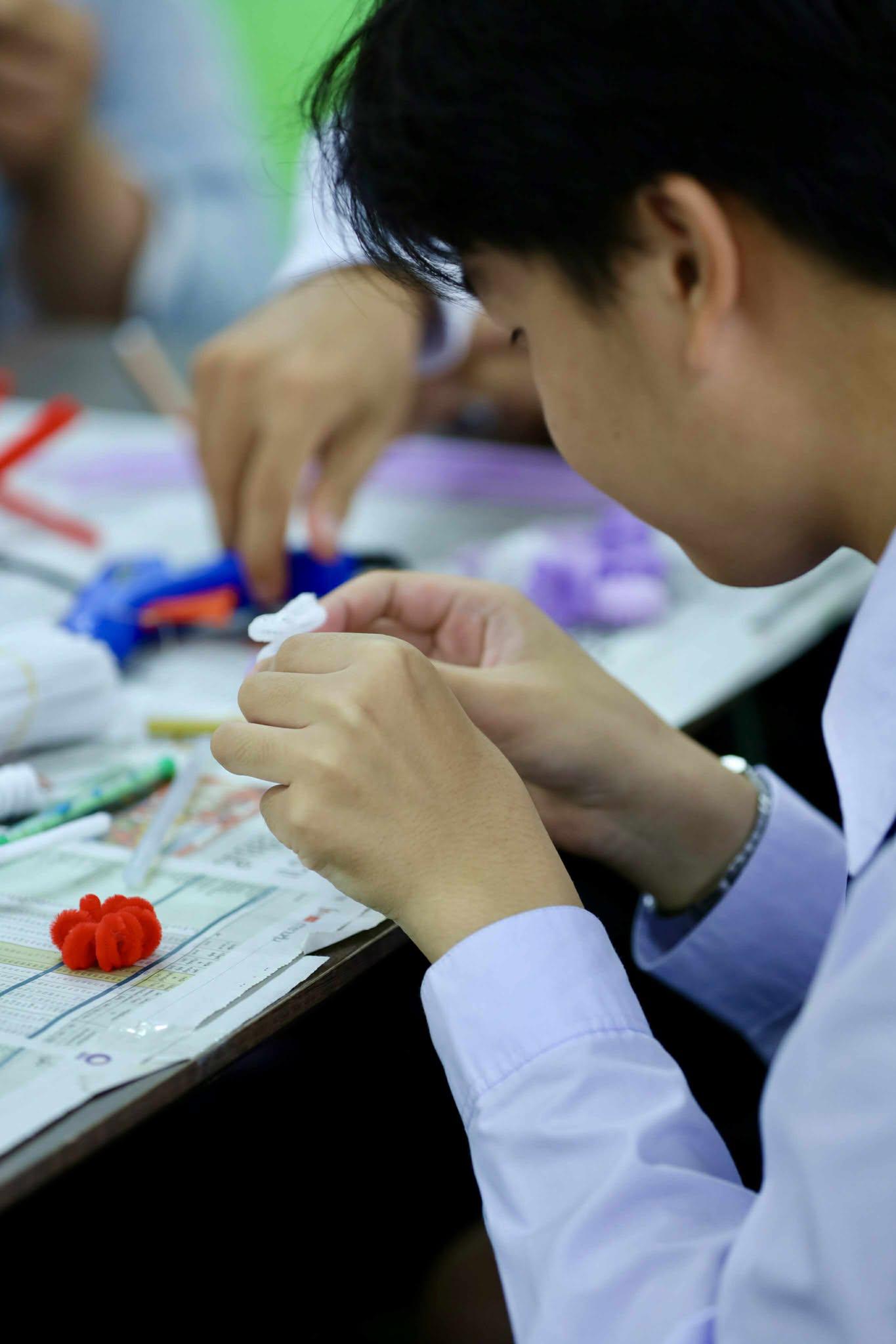 37. กิจกรรม DIY ประดิษฐ์พวงมาลัยดอกมะลิจากลวดกำมะหยี่เนื่องในวันแม่แห่งชาติ