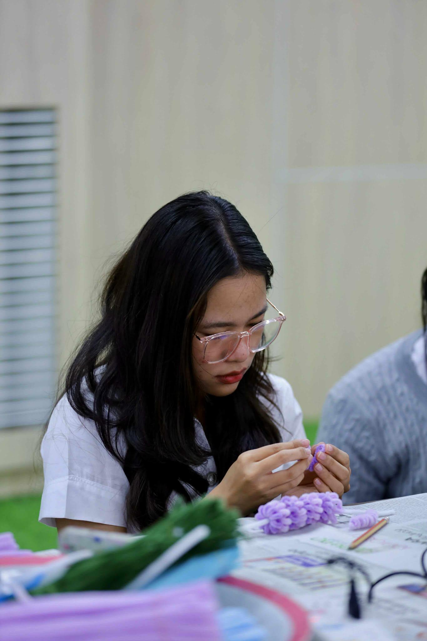 41. กิจกรรม DIY ประดิษฐ์พวงมาลัยดอกมะลิจากลวดกำมะหยี่เนื่องในวันแม่แห่งชาติ