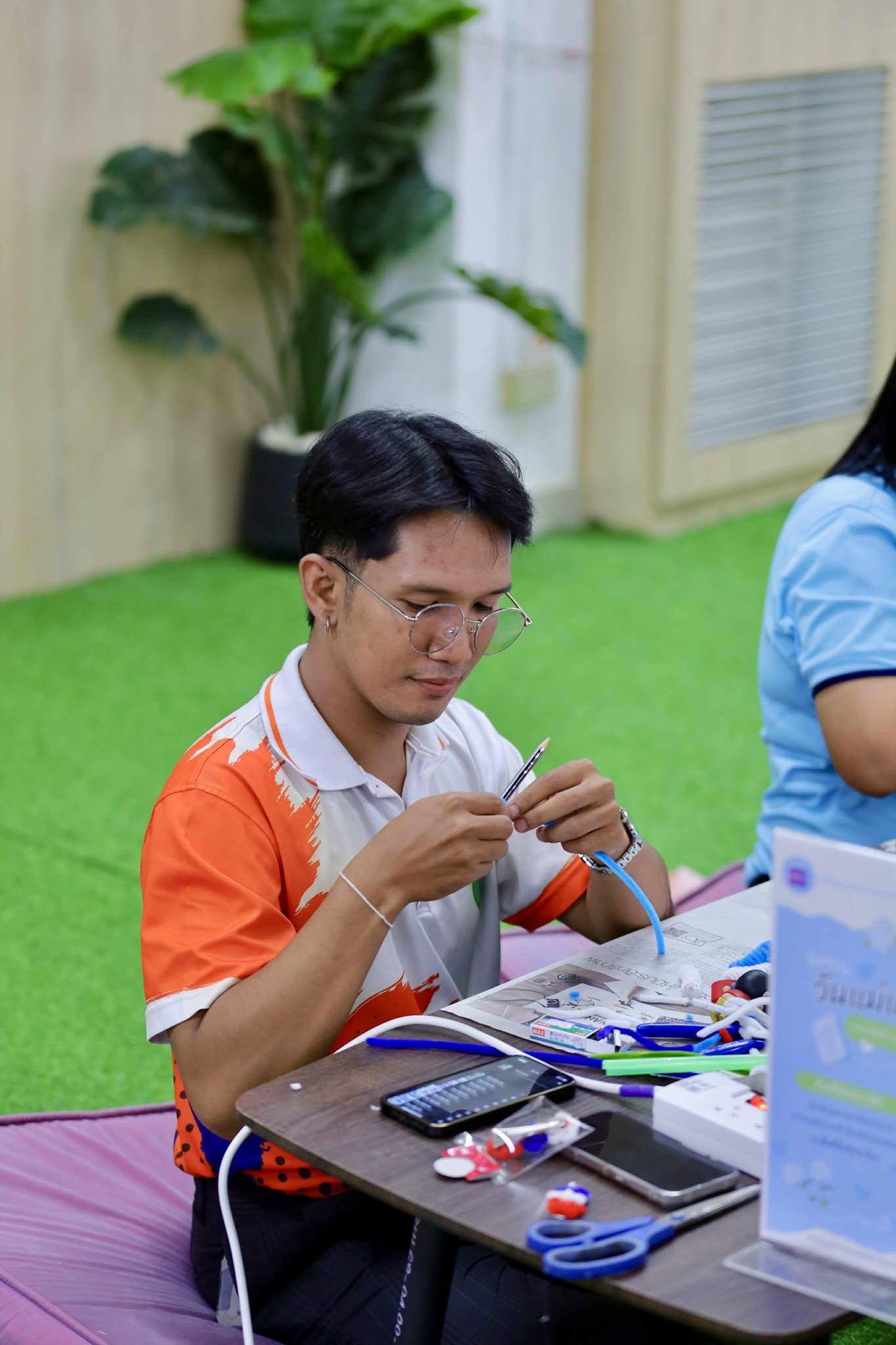 42. กิจกรรม DIY ประดิษฐ์พวงมาลัยดอกมะลิจากลวดกำมะหยี่เนื่องในวันแม่แห่งชาติ
