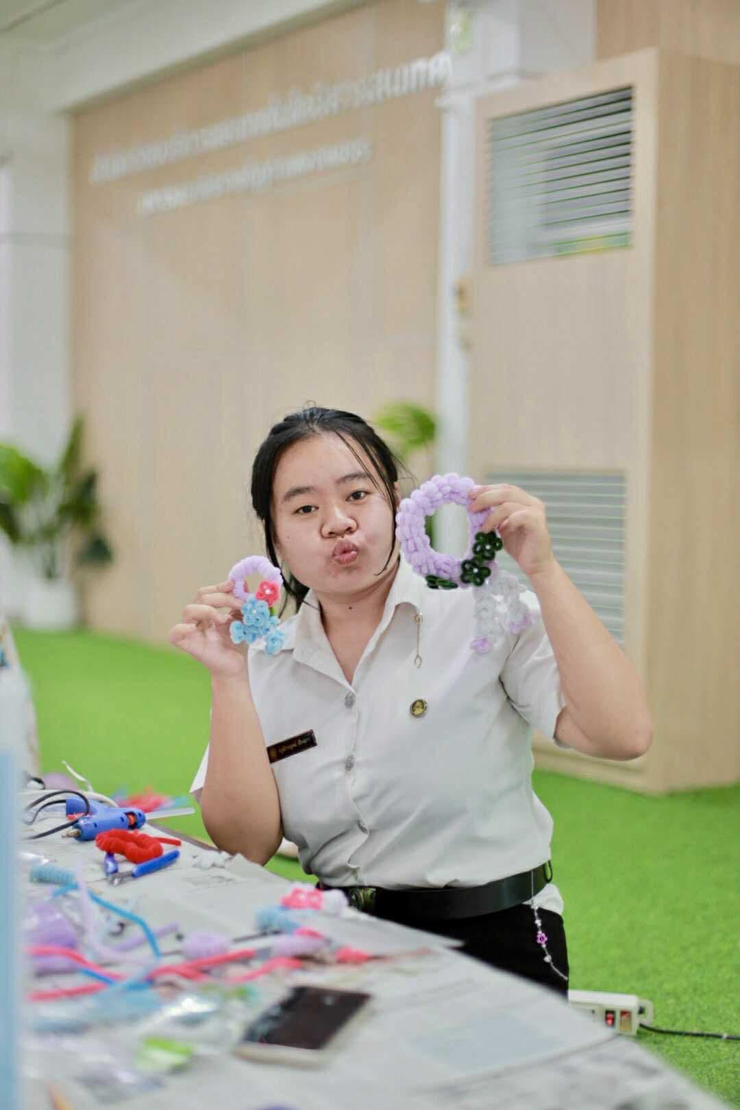 48. กิจกรรม DIY ประดิษฐ์พวงมาลัยดอกมะลิจากลวดกำมะหยี่เนื่องในวันแม่แห่งชาติ
