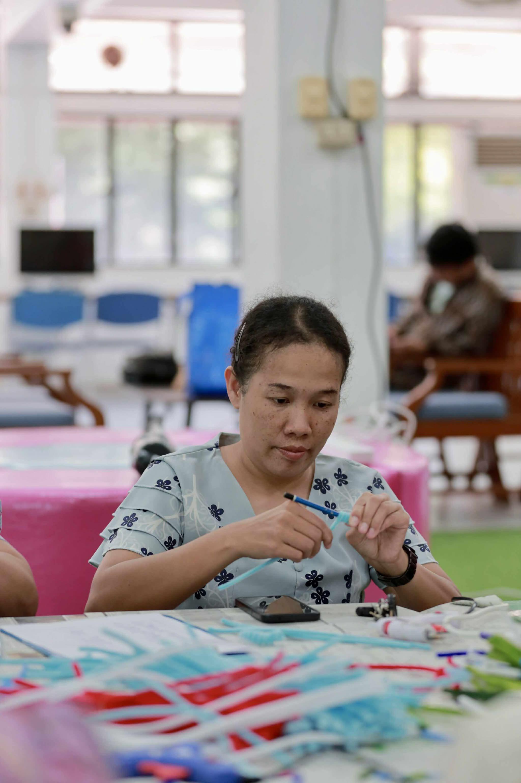 49. กิจกรรม DIY ประดิษฐ์พวงมาลัยดอกมะลิจากลวดกำมะหยี่เนื่องในวันแม่แห่งชาติ