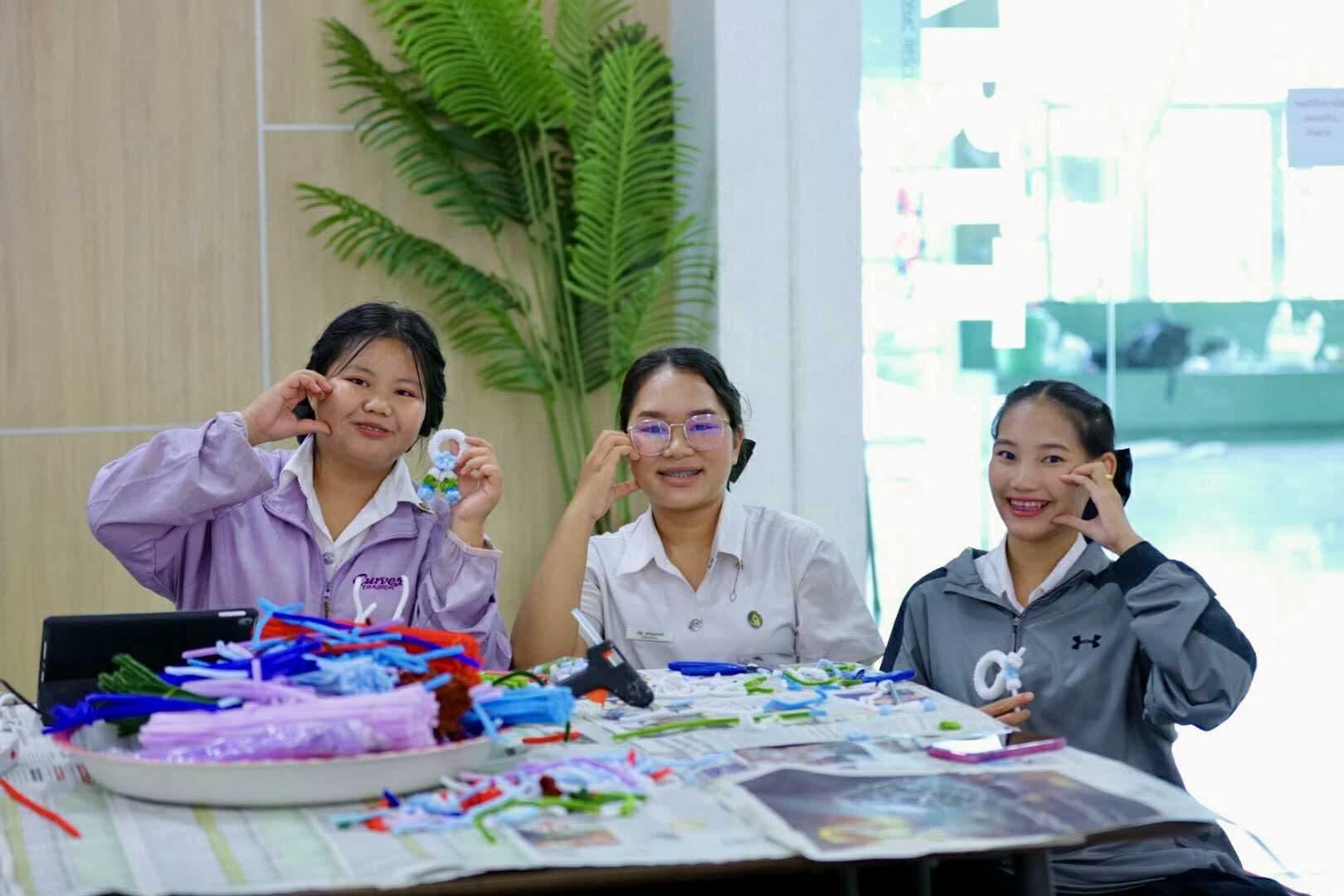 50. กิจกรรม DIY ประดิษฐ์พวงมาลัยดอกมะลิจากลวดกำมะหยี่เนื่องในวันแม่แห่งชาติ