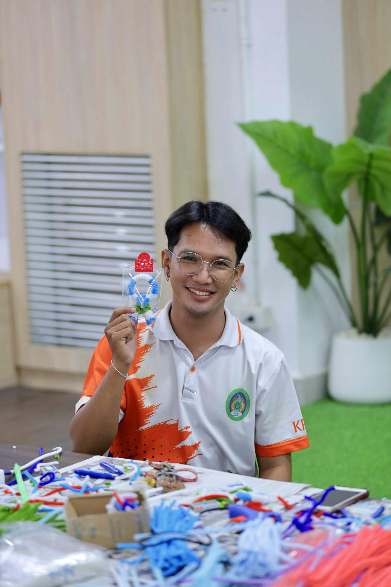 51. กิจกรรม DIY ประดิษฐ์พวงมาลัยดอกมะลิจากลวดกำมะหยี่เนื่องในวันแม่แห่งชาติ
