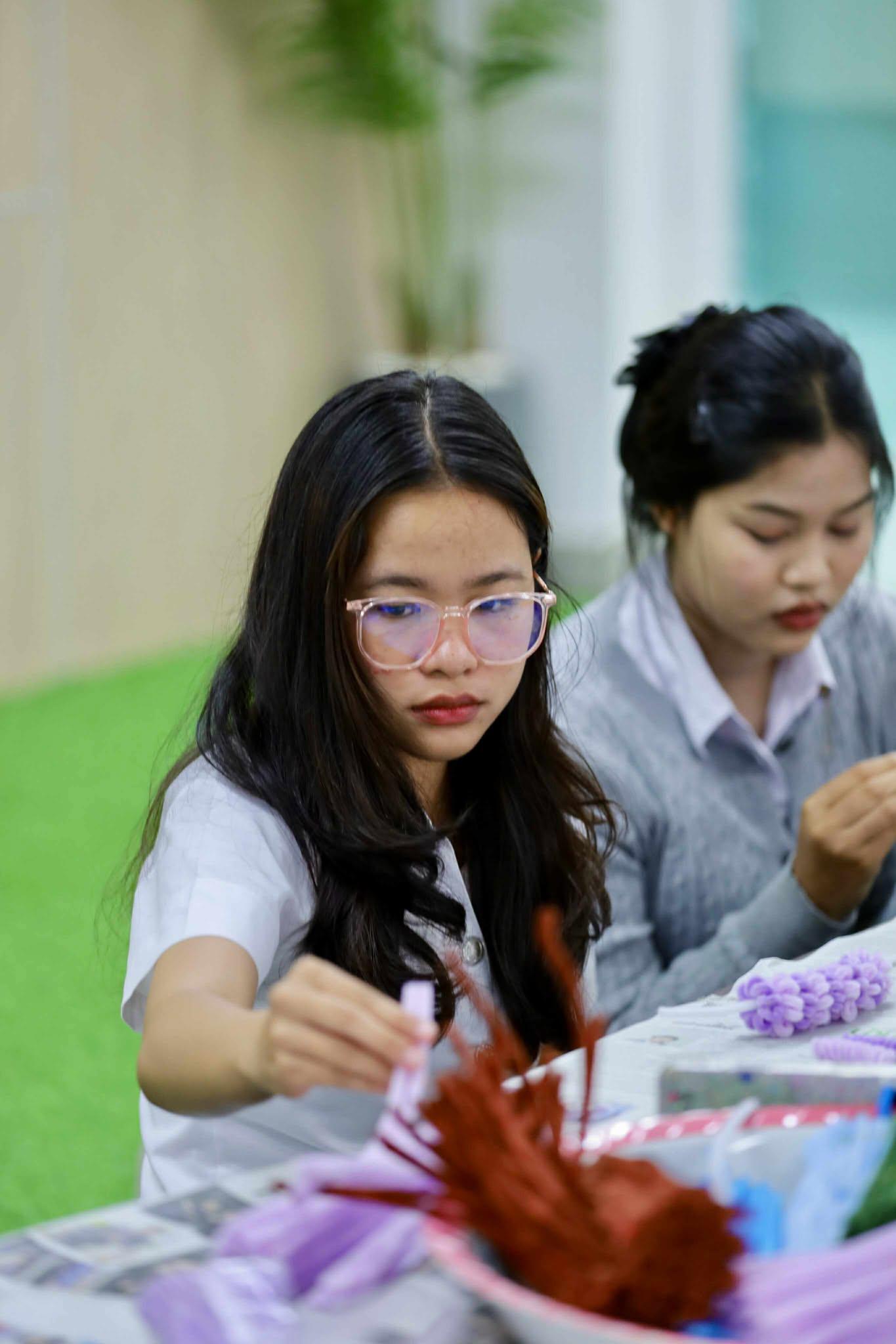 52. กิจกรรม DIY ประดิษฐ์พวงมาลัยดอกมะลิจากลวดกำมะหยี่เนื่องในวันแม่แห่งชาติ