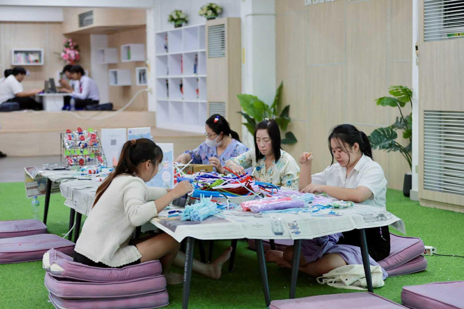53. กิจกรรม DIY ประดิษฐ์พวงมาลัยดอกมะลิจากลวดกำมะหยี่เนื่องในวันแม่แห่งชาติ