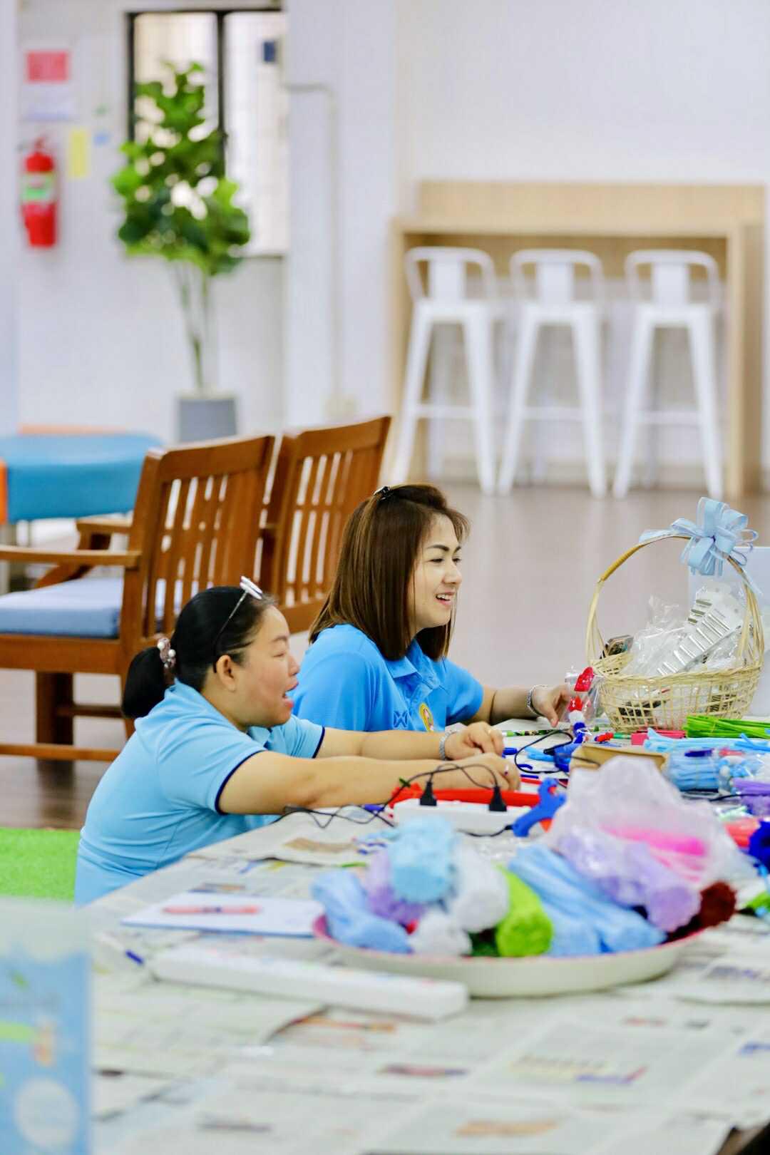 59. กิจกรรม DIY ประดิษฐ์พวงมาลัยดอกมะลิจากลวดกำมะหยี่เนื่องในวันแม่แห่งชาติ