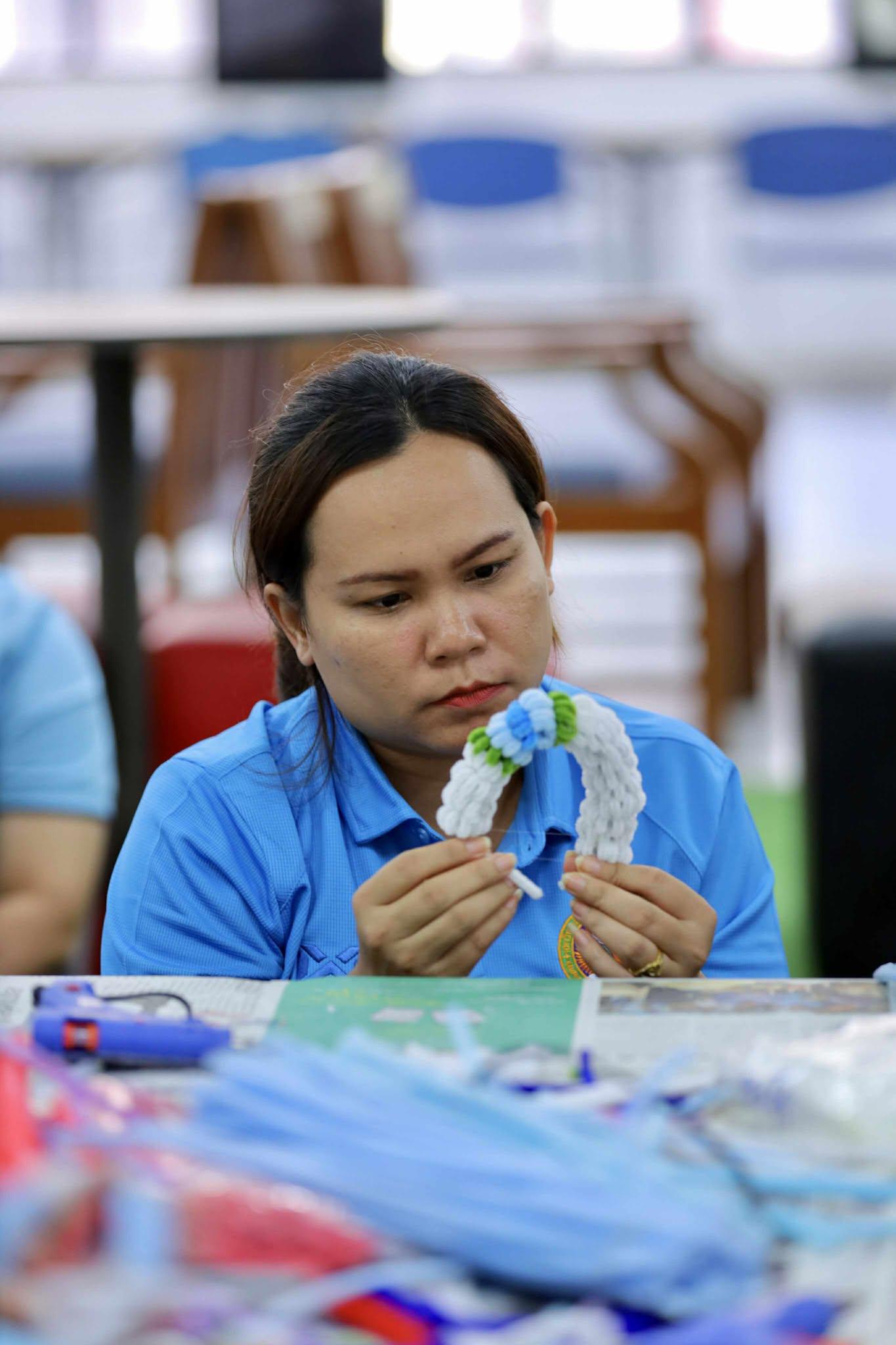 61. กิจกรรม DIY ประดิษฐ์พวงมาลัยดอกมะลิจากลวดกำมะหยี่เนื่องในวันแม่แห่งชาติ