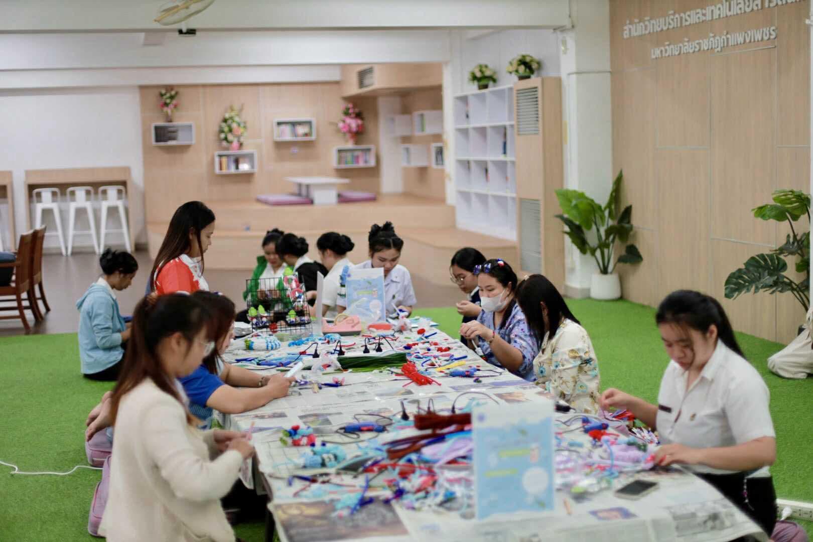 68. กิจกรรม DIY ประดิษฐ์พวงมาลัยดอกมะลิจากลวดกำมะหยี่เนื่องในวันแม่แห่งชาติ