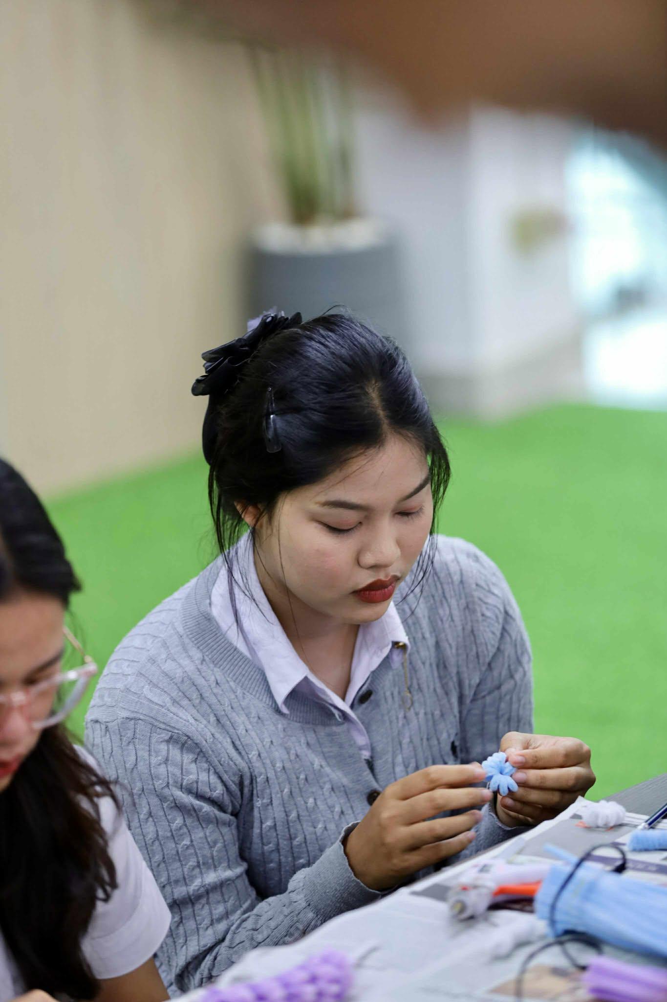 110. กิจกรรม DIY ประดิษฐ์พวงมาลัยดอกมะลิจากลวดกำมะหยี่เนื่องในวันแม่แห่งชาติ