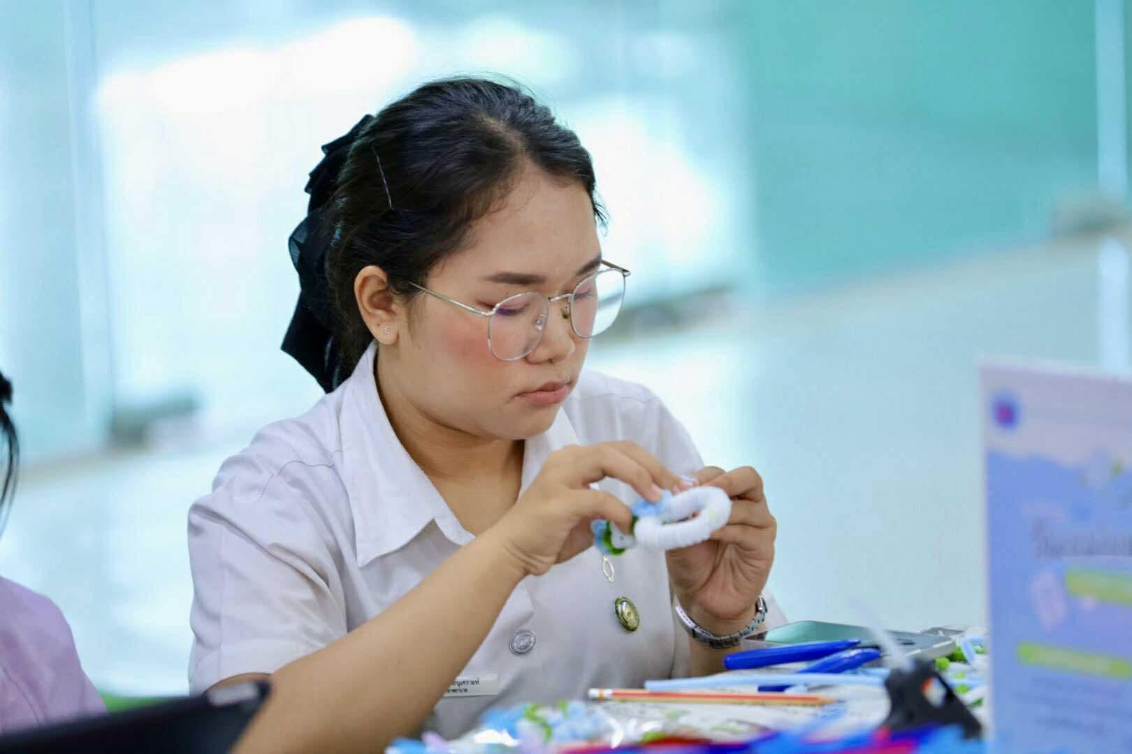 115. กิจกรรม DIY ประดิษฐ์พวงมาลัยดอกมะลิจากลวดกำมะหยี่เนื่องในวันแม่แห่งชาติ