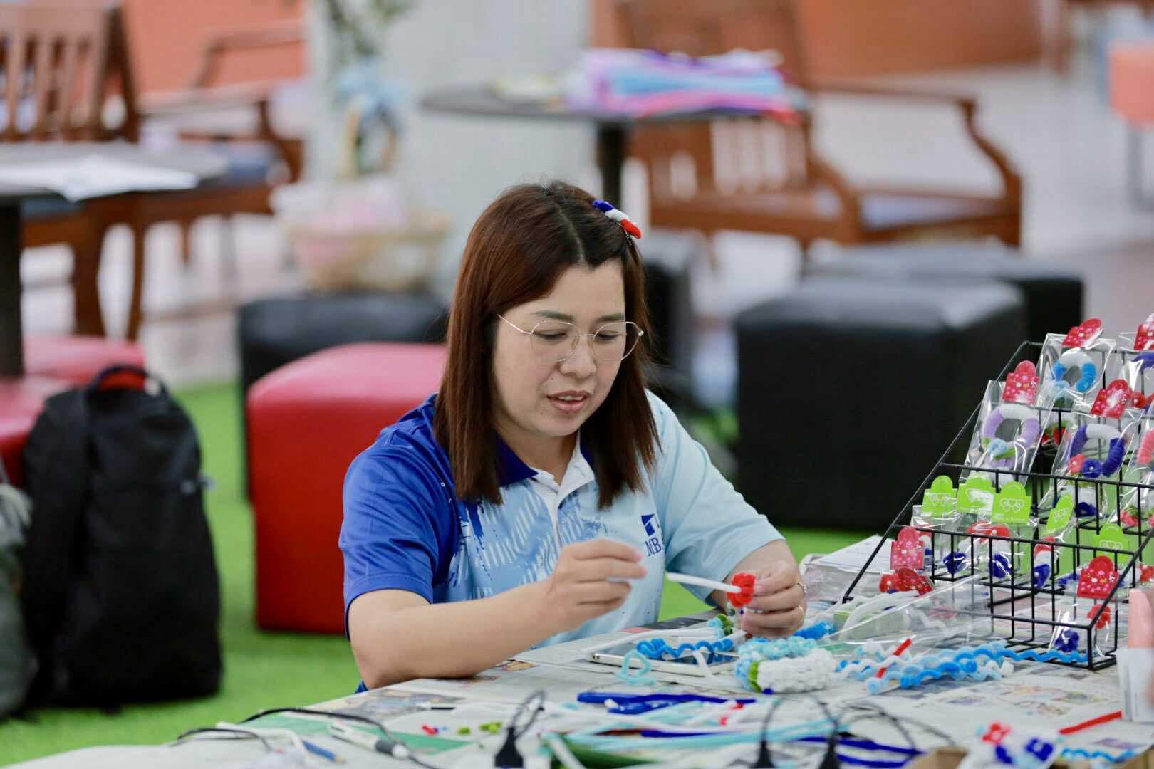 118. กิจกรรม DIY ประดิษฐ์พวงมาลัยดอกมะลิจากลวดกำมะหยี่เนื่องในวันแม่แห่งชาติ
