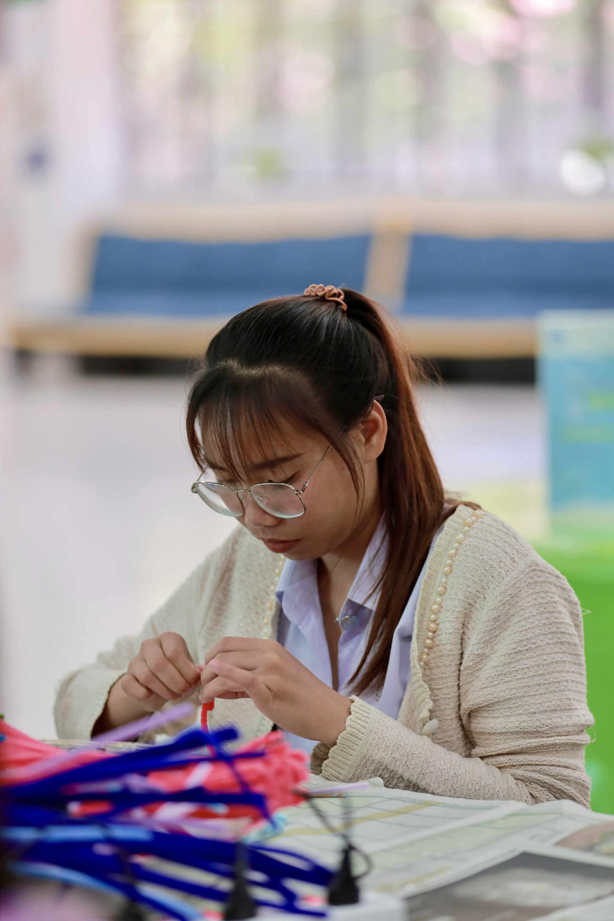 123. กิจกรรม DIY ประดิษฐ์พวงมาลัยดอกมะลิจากลวดกำมะหยี่เนื่องในวันแม่แห่งชาติ