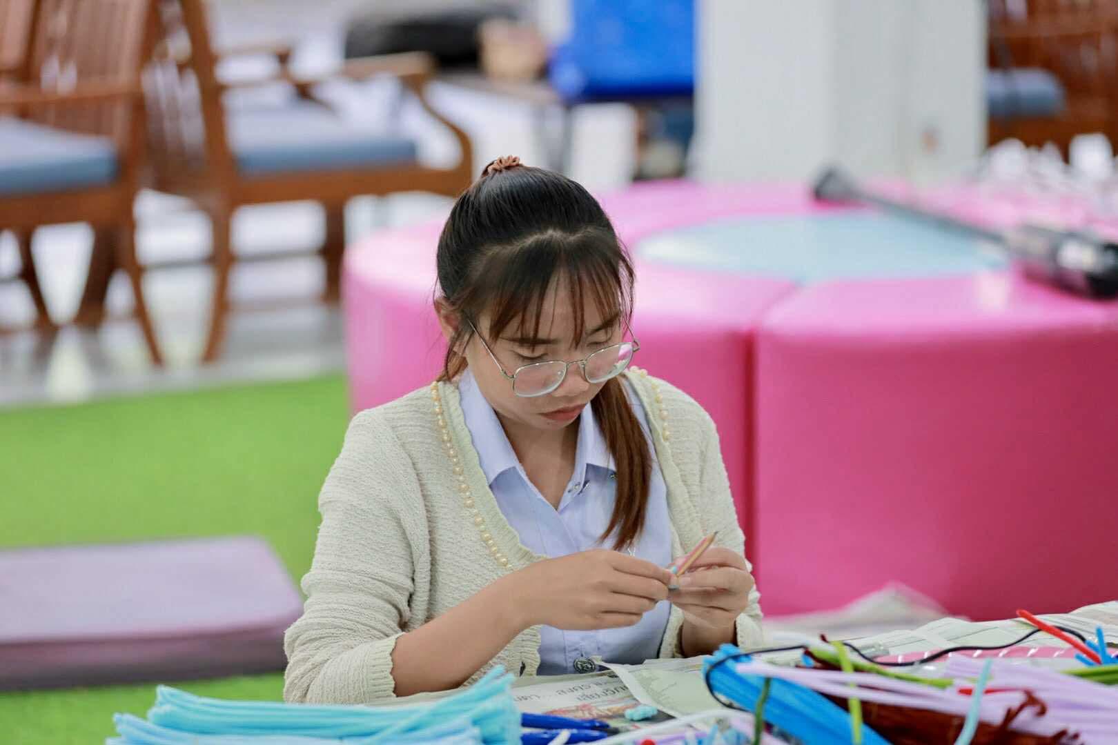 134. กิจกรรม DIY ประดิษฐ์พวงมาลัยดอกมะลิจากลวดกำมะหยี่เนื่องในวันแม่แห่งชาติ