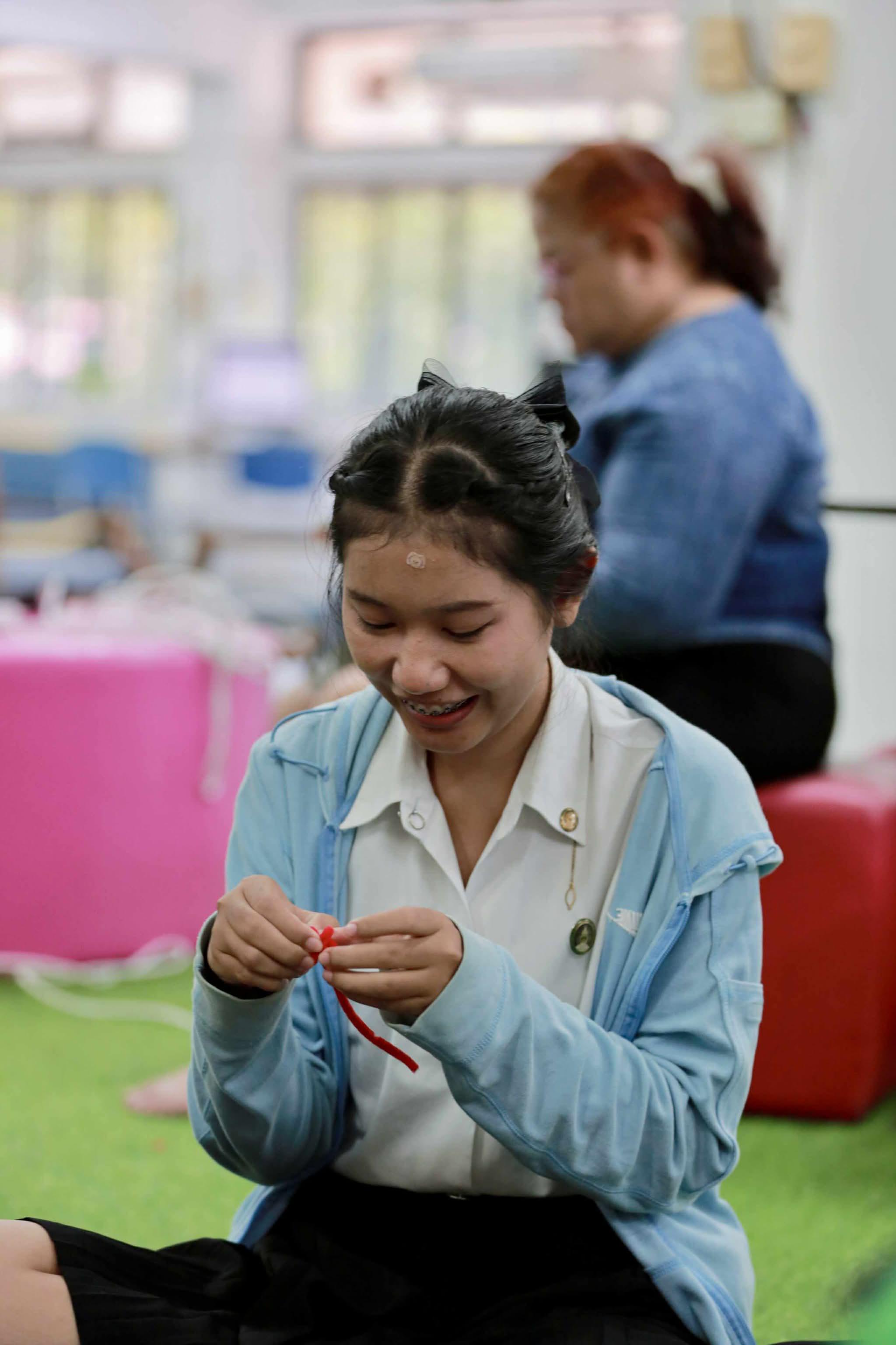 139. กิจกรรม DIY ประดิษฐ์พวงมาลัยดอกมะลิจากลวดกำมะหยี่เนื่องในวันแม่แห่งชาติ