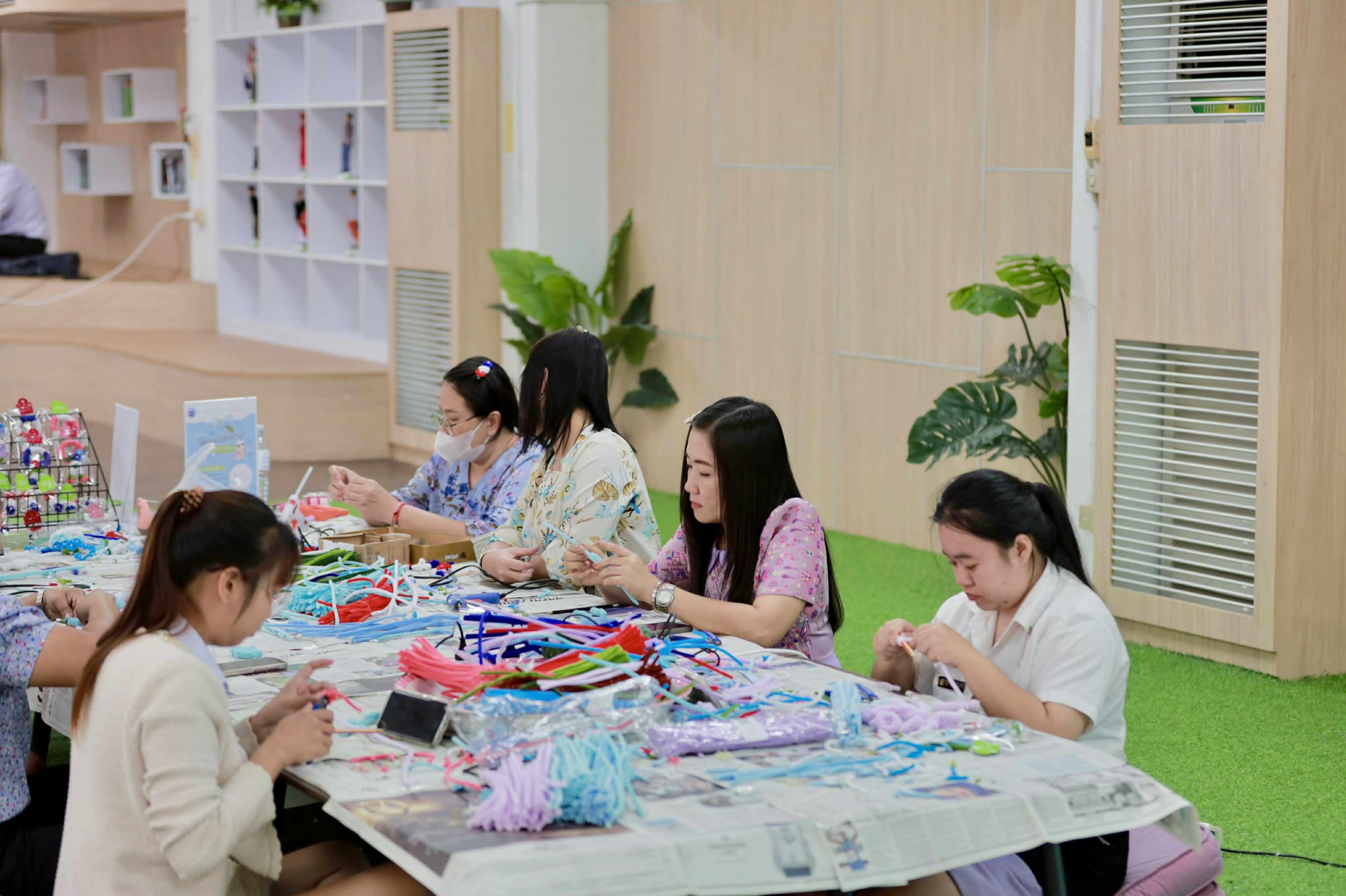 141. กิจกรรม DIY ประดิษฐ์พวงมาลัยดอกมะลิจากลวดกำมะหยี่เนื่องในวันแม่แห่งชาติ