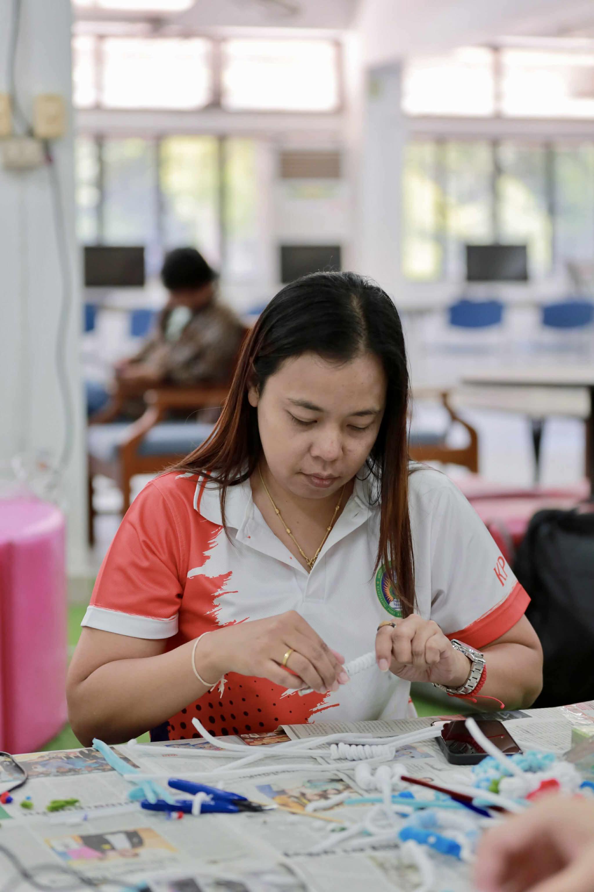 142. กิจกรรม DIY ประดิษฐ์พวงมาลัยดอกมะลิจากลวดกำมะหยี่เนื่องในวันแม่แห่งชาติ
