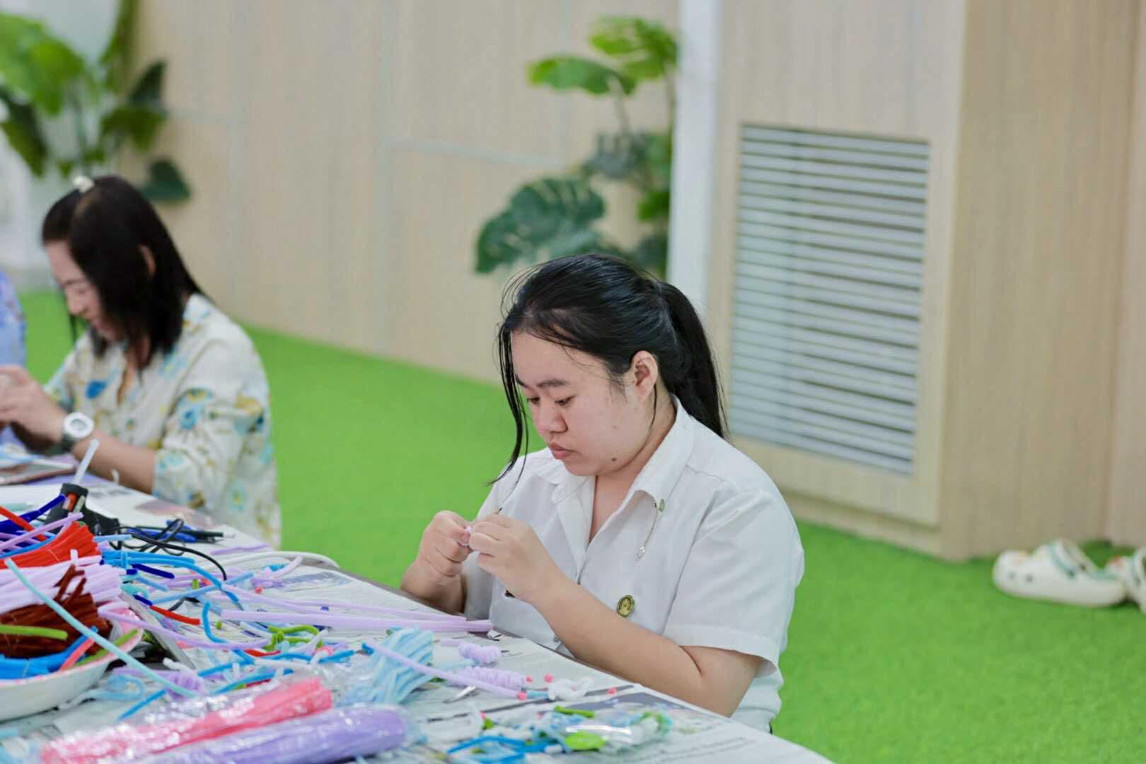 146. กิจกรรม DIY ประดิษฐ์พวงมาลัยดอกมะลิจากลวดกำมะหยี่เนื่องในวันแม่แห่งชาติ