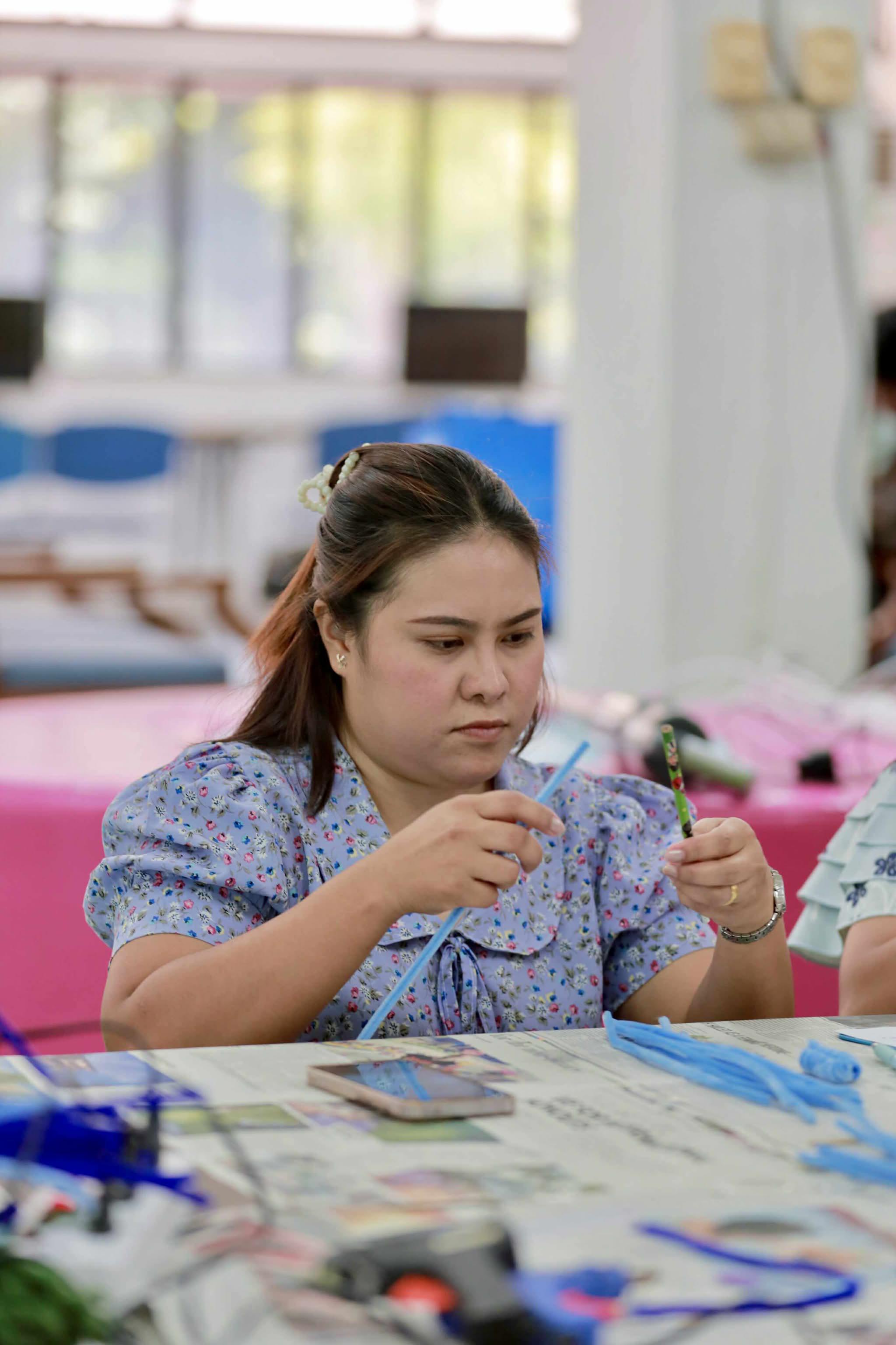 147. กิจกรรม DIY ประดิษฐ์พวงมาลัยดอกมะลิจากลวดกำมะหยี่เนื่องในวันแม่แห่งชาติ