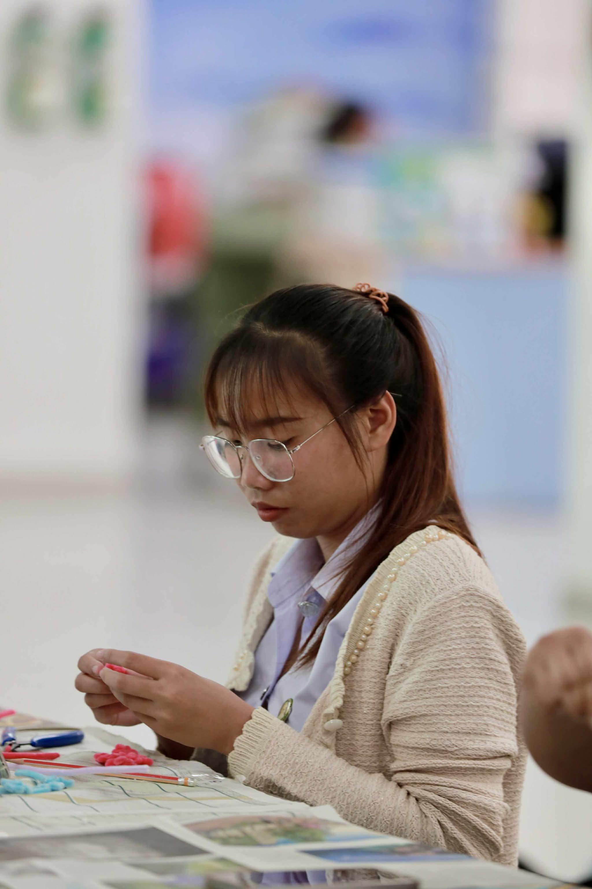 3. กิจกรรม DIY ประดิษฐ์พวงมาลัยดอกมะลิจากลวดกำมะหยี่เนื่องในวันแม่แห่งชาติ