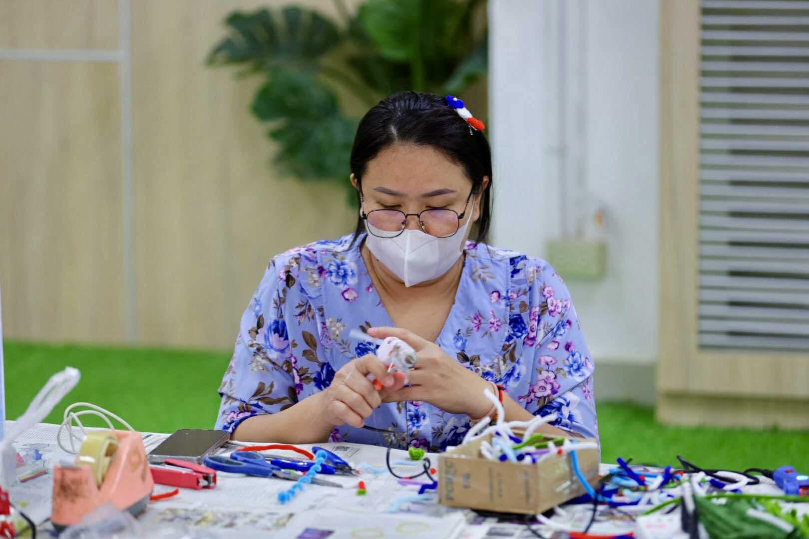 149. กิจกรรม DIY ประดิษฐ์พวงมาลัยดอกมะลิจากลวดกำมะหยี่เนื่องในวันแม่แห่งชาติ