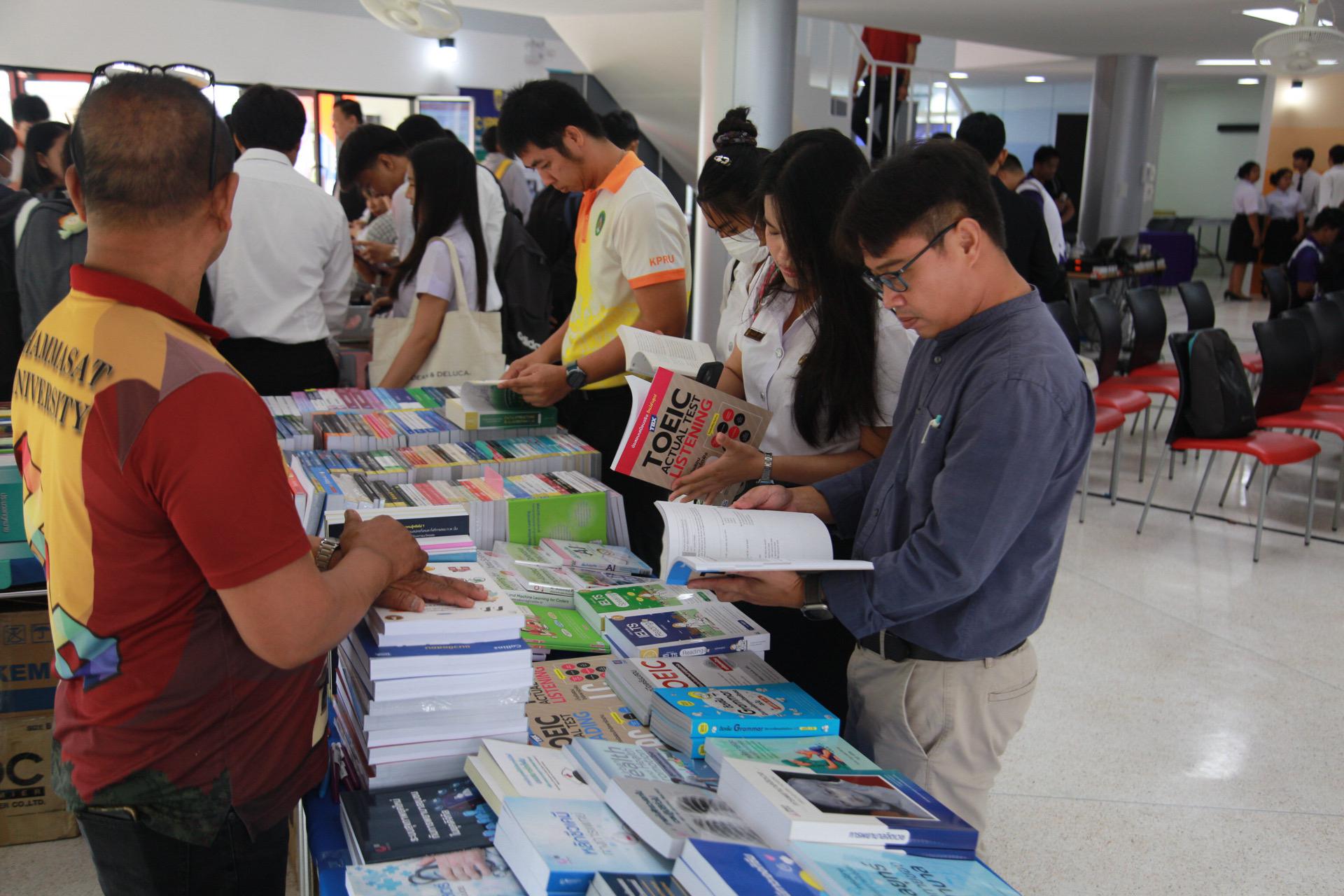 4. นิทรรศการวิชาการสำนักวิทยบริการและเทคโนโลยีสารสนเทศ มหาวิทยาลัยราชภัฏกำแพงเพชร ภายใต้หัวข้อ “การเรียนรู้ไม่หยุดยั้งกับระบบคลังหน่วยกิตด้วย KPRU MOOC” ระหว่างวันที่ 19-20 สิงหาคม 2568