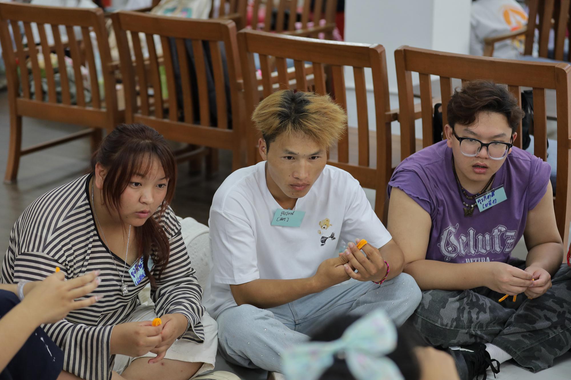 2. กิจกรรม DIY ประดิษฐ์ช่อดอกไม้รับปริญญาจากลวดกำมะหยี่